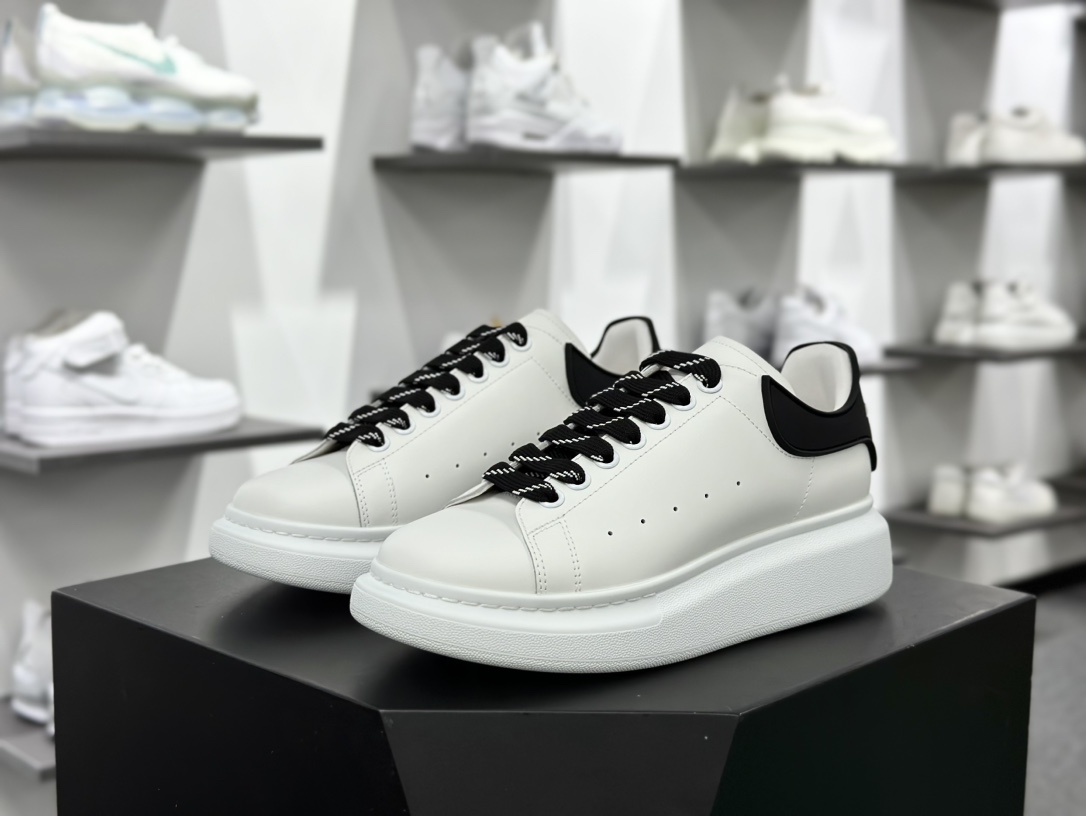 麦昆Alexander McQueen Oversized Sneakers 低帮时装厚底休闲运动小白板鞋“皮革白黑RB胶片尾”553770 WHGP790 9061