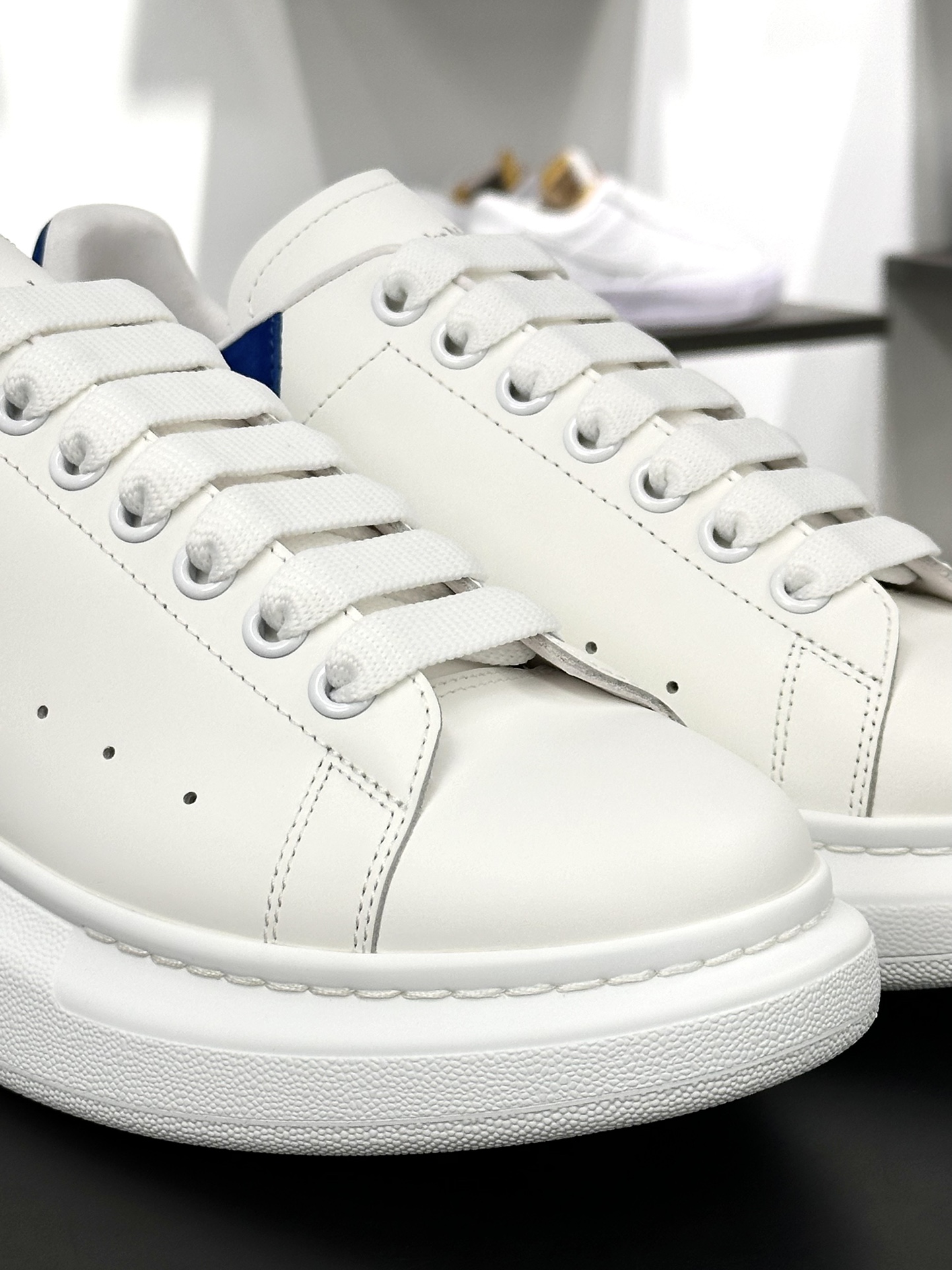 麦昆Alexander McQueen Oversized Sneakers 低帮时装板鞋“皮革白麂皮海军蓝尾”462214 WHGP7 9387