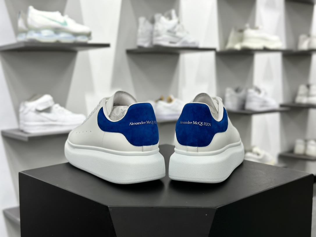 麦昆Alexander McQueen Oversized Sneakers 低帮时装板鞋“皮革白麂皮海军蓝尾”462214 WHGP7 9387