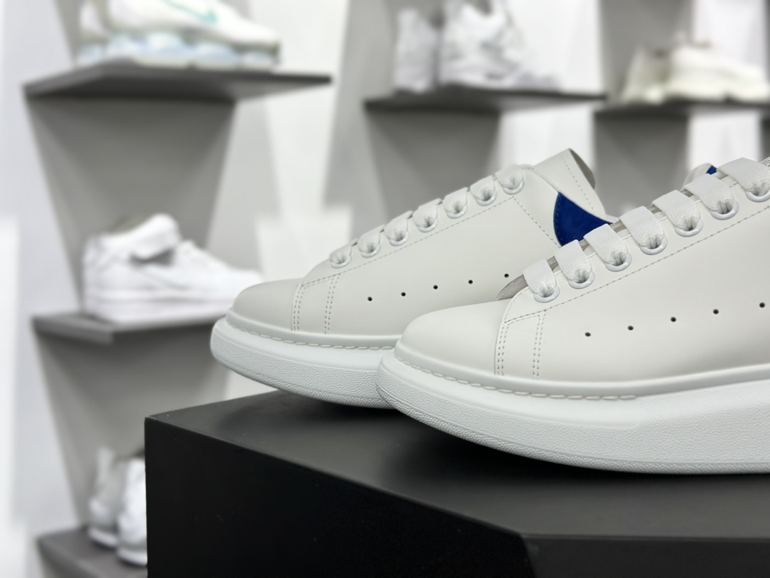 麦昆Alexander McQueen Oversized Sneakers 低帮时装板鞋“皮革白麂皮海军蓝尾”462214 WHGP7 9387