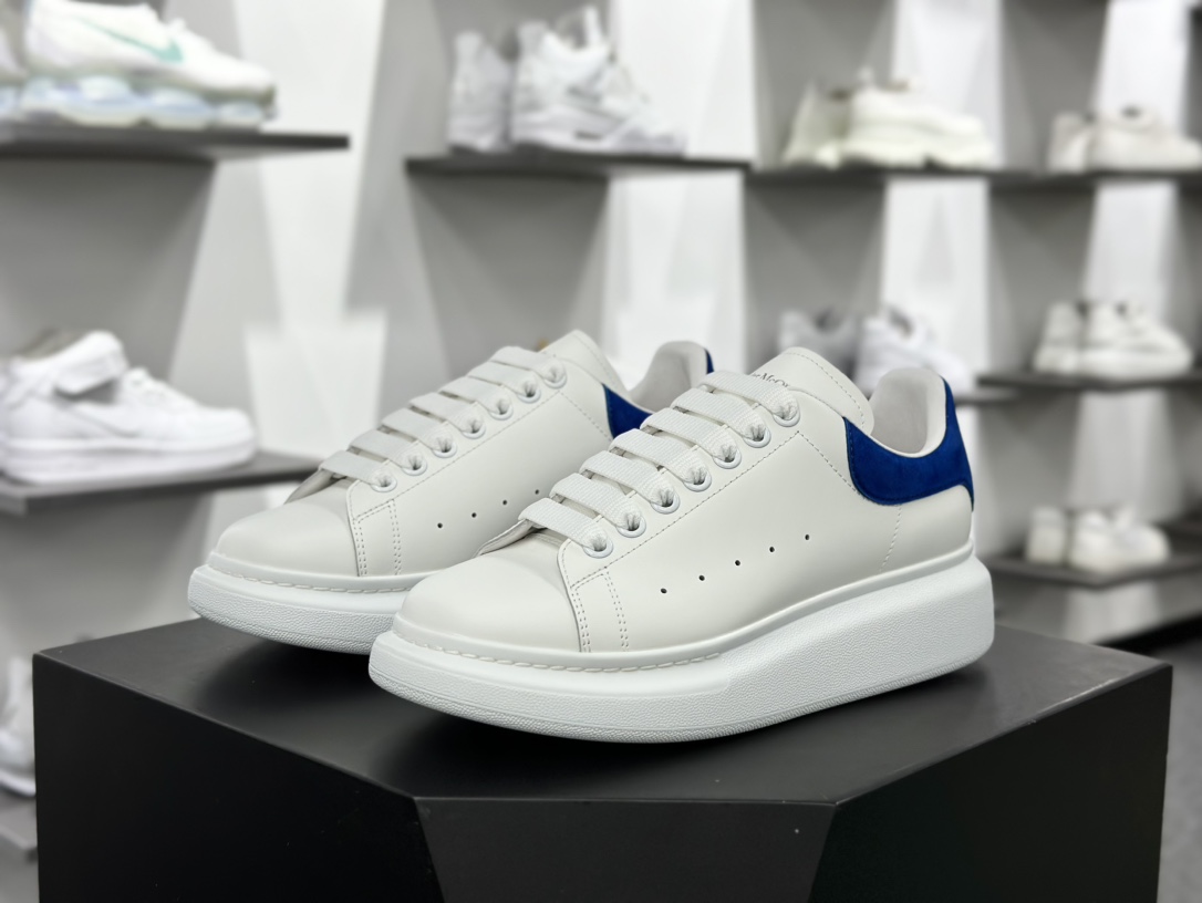 麦昆Alexander McQueen Oversized Sneakers 低帮时装板鞋“皮革白麂皮海军蓝尾”462214 WHGP7 9387