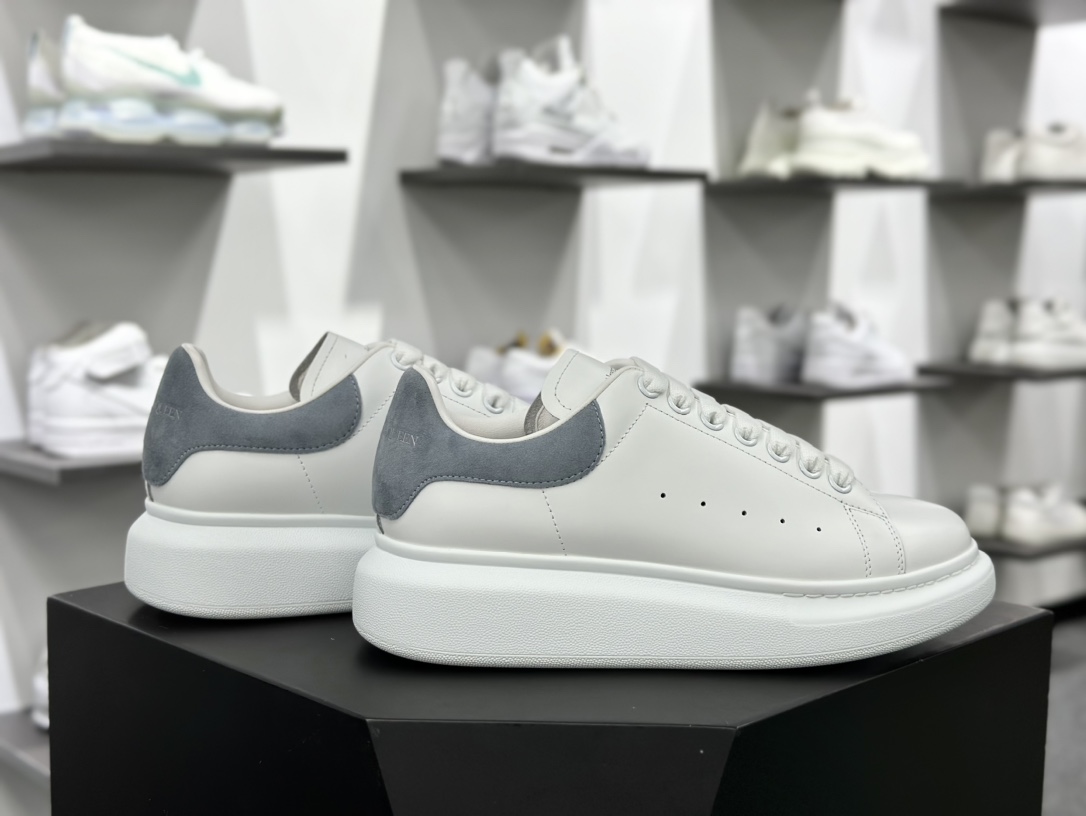 麦昆Alexander McQueen Oversized Sneakers 低帮时装厚底板鞋“皮革白雾蓝麂皮尾”462214 WHGP7 9378