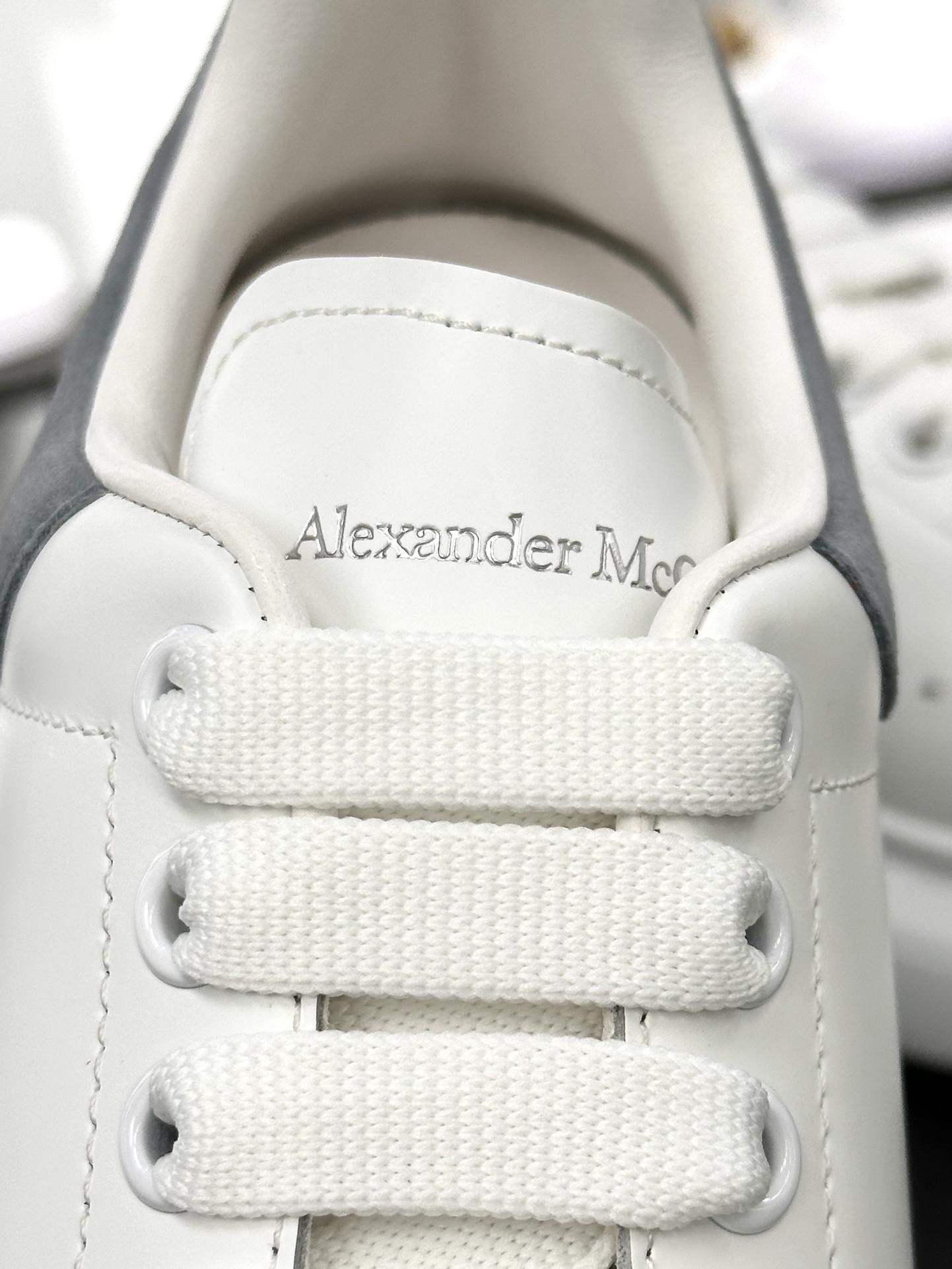 麦昆Alexander McQueen Oversized Sneakers 低帮时装厚底板鞋“皮革白雾蓝麂皮尾”462214 WHGP7 9378