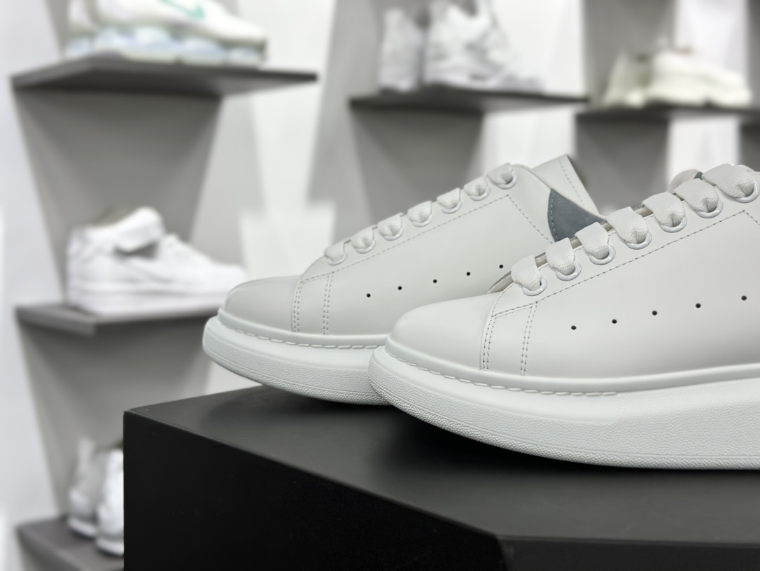 麦昆Alexander McQueen Oversized Sneakers 低帮时装厚底板鞋“皮革白雾蓝麂皮尾”462214 WHGP7 9378