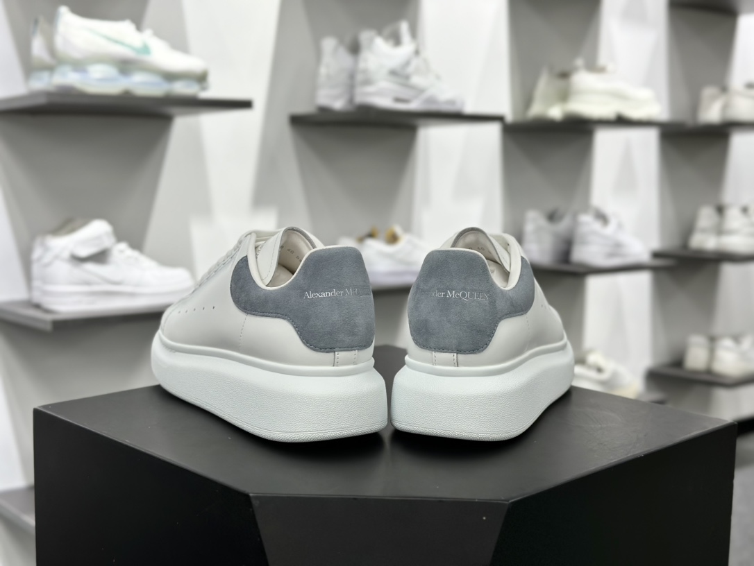 麦昆Alexander McQueen Oversized Sneakers 低帮时装厚底板鞋“皮革白雾蓝麂皮尾”462214 WHGP7 9378