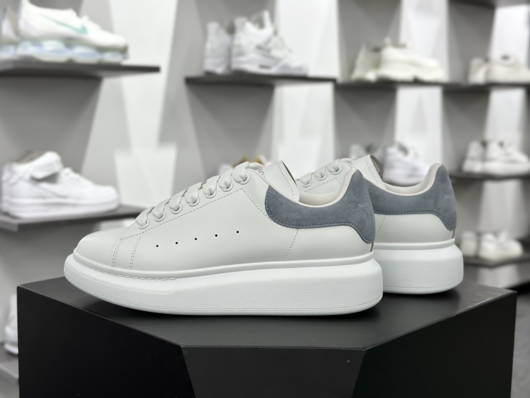 麦昆Alexander McQueen Oversized Sneakers 低帮时装厚底板鞋“皮革白雾蓝麂皮尾”462214 WHGP7 9378