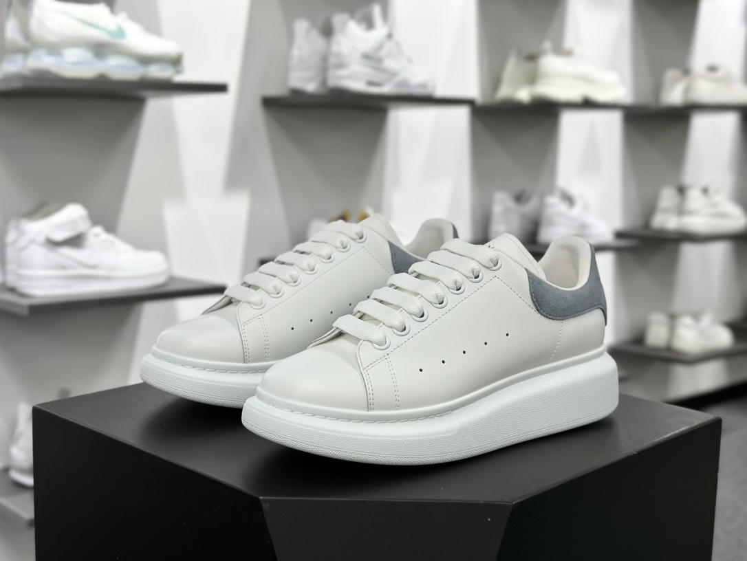 麦昆Alexander McQueen Oversized Sneakers 低帮时装厚底板鞋“皮革白雾蓝麂皮尾”462214 WHGP7 9378