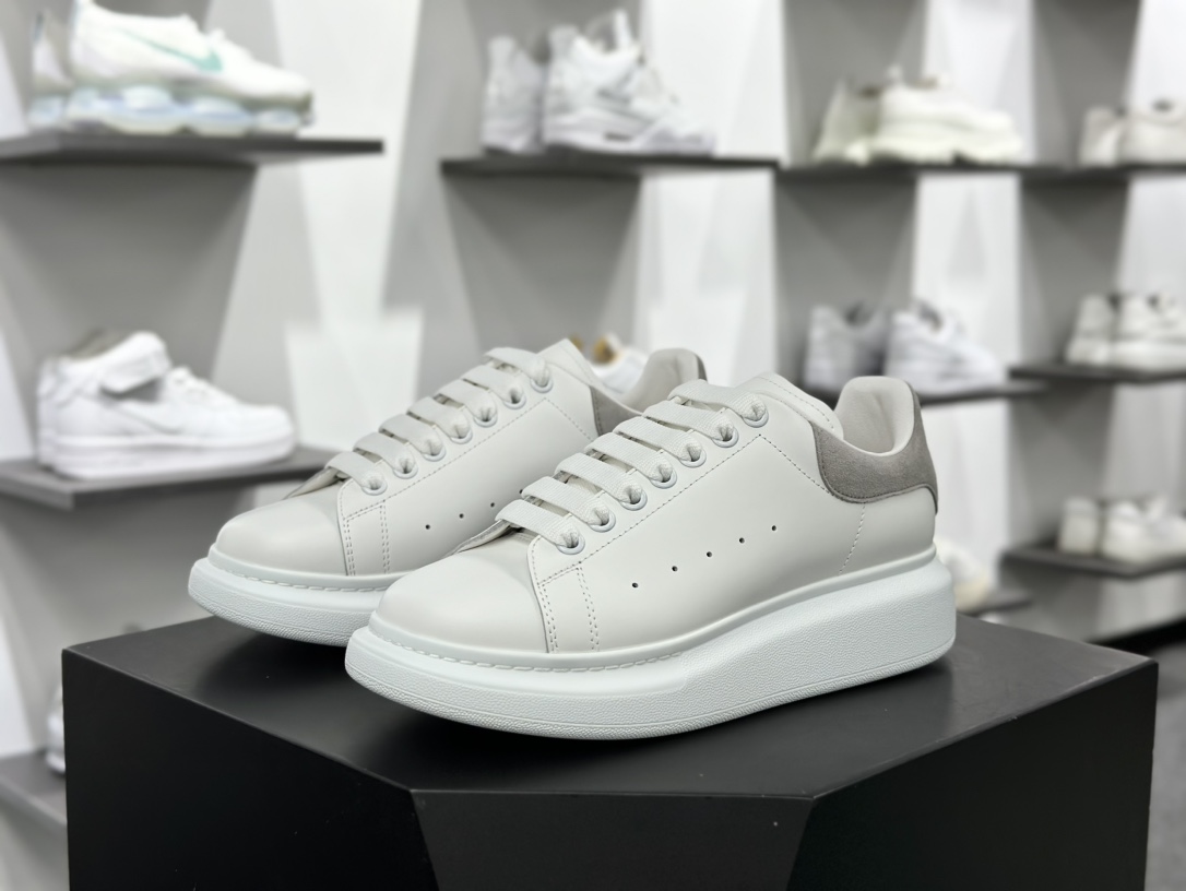 麦昆Alexander McQueen Oversized Sneakers 低帮时装厚底小白板鞋“皮革白灰麂皮尾”462214 WHGP7 9377