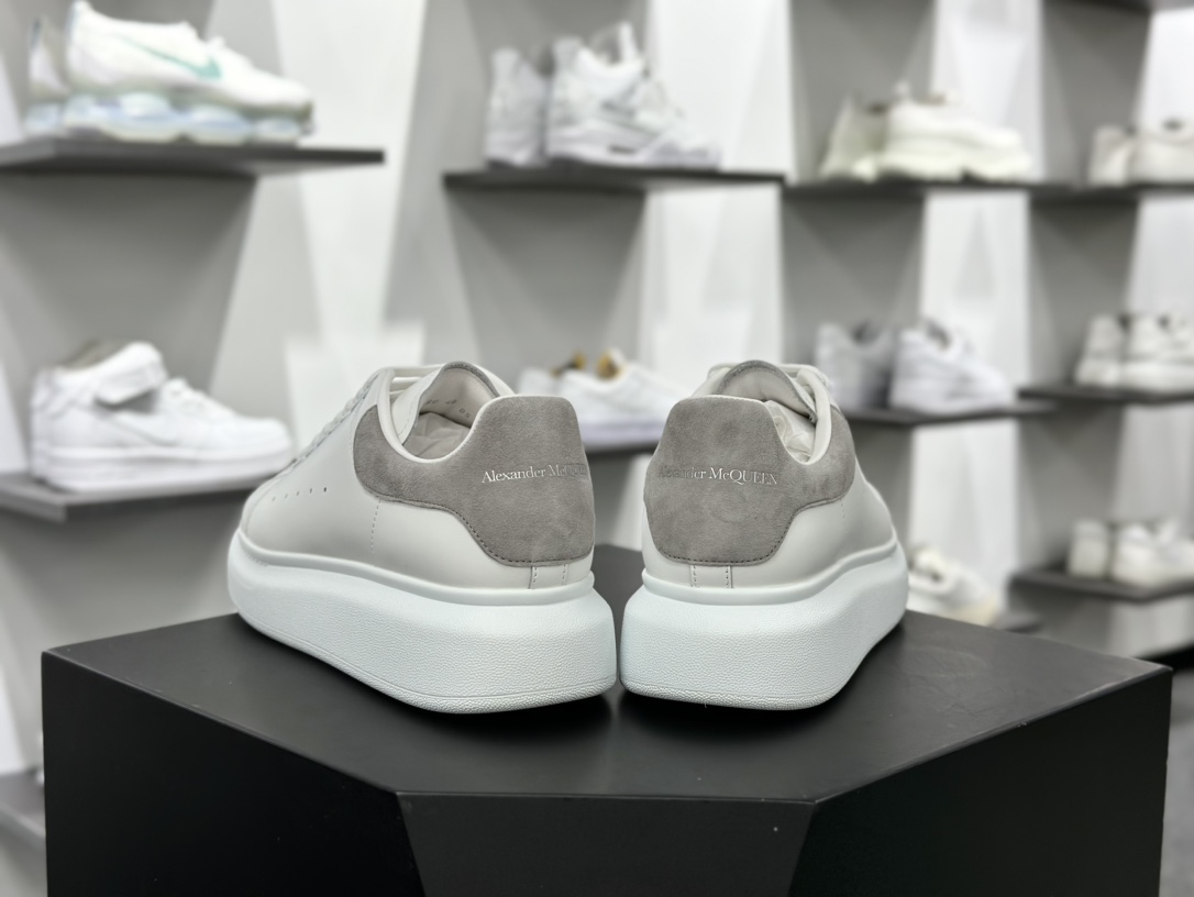 麦昆Alexander McQueen Oversized Sneakers 低帮时装厚底小白板鞋“皮革白灰麂皮尾”462214 WHGP7 9377