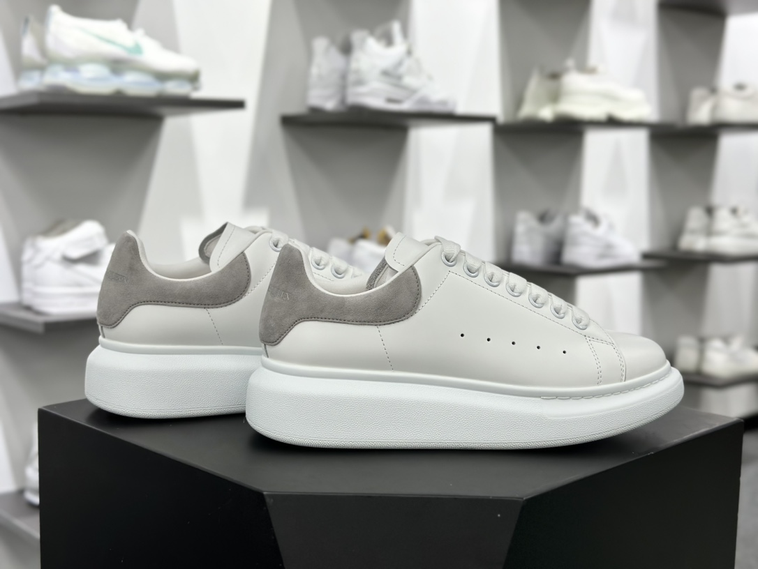 麦昆Alexander McQueen Oversized Sneakers 低帮时装厚底小白板鞋“皮革白灰麂皮尾”462214 WHGP7 9377