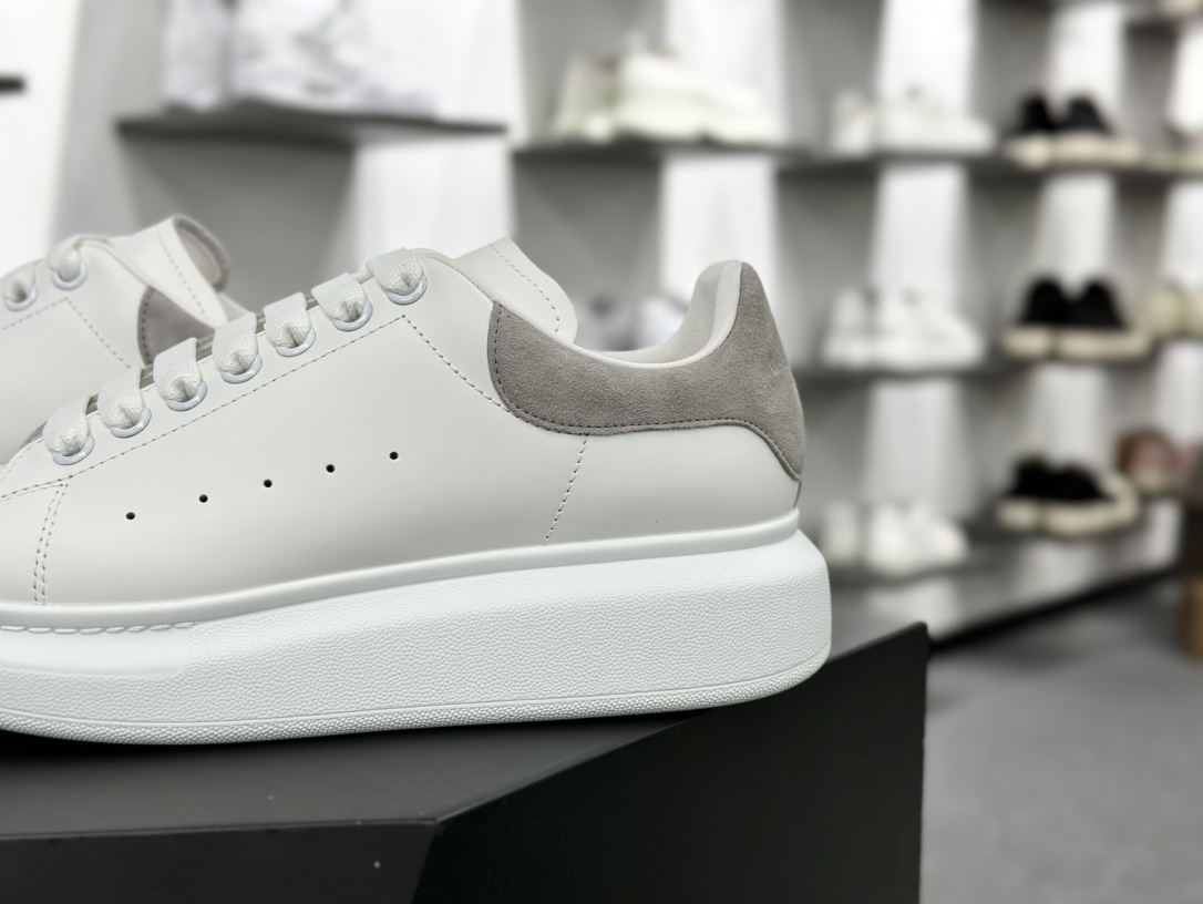 麦昆Alexander McQueen Oversized Sneakers 低帮时装厚底小白板鞋“皮革白灰麂皮尾”462214 WHGP7 9377