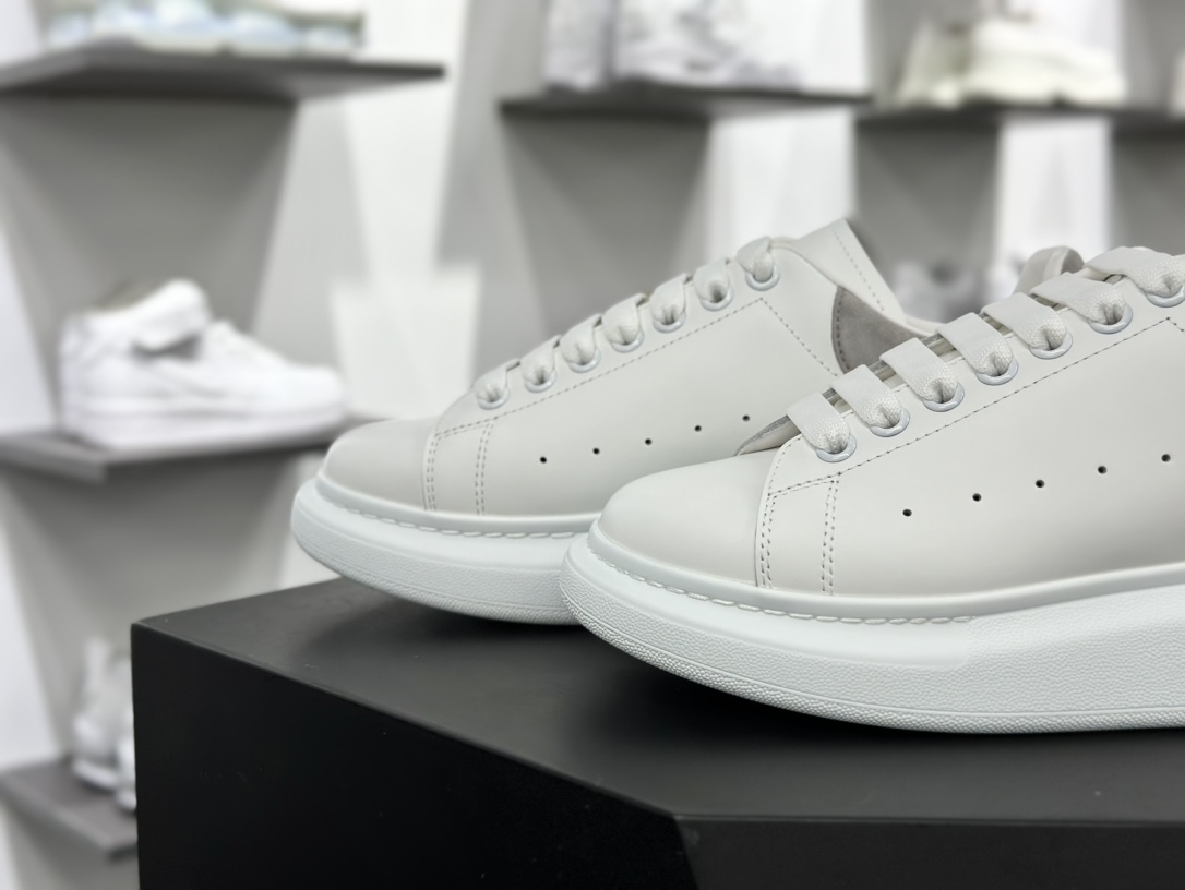 麦昆Alexander McQueen Oversized Sneakers 低帮时装厚底小白板鞋“皮革白灰麂皮尾”462214 WHGP7 9377