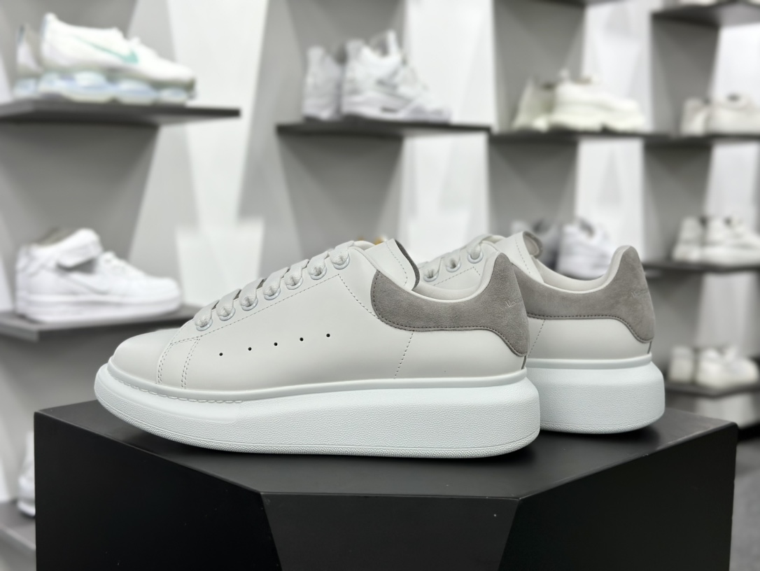 麦昆Alexander McQueen Oversized Sneakers 低帮时装厚底小白板鞋“皮革白灰麂皮尾”462214 WHGP7 9377