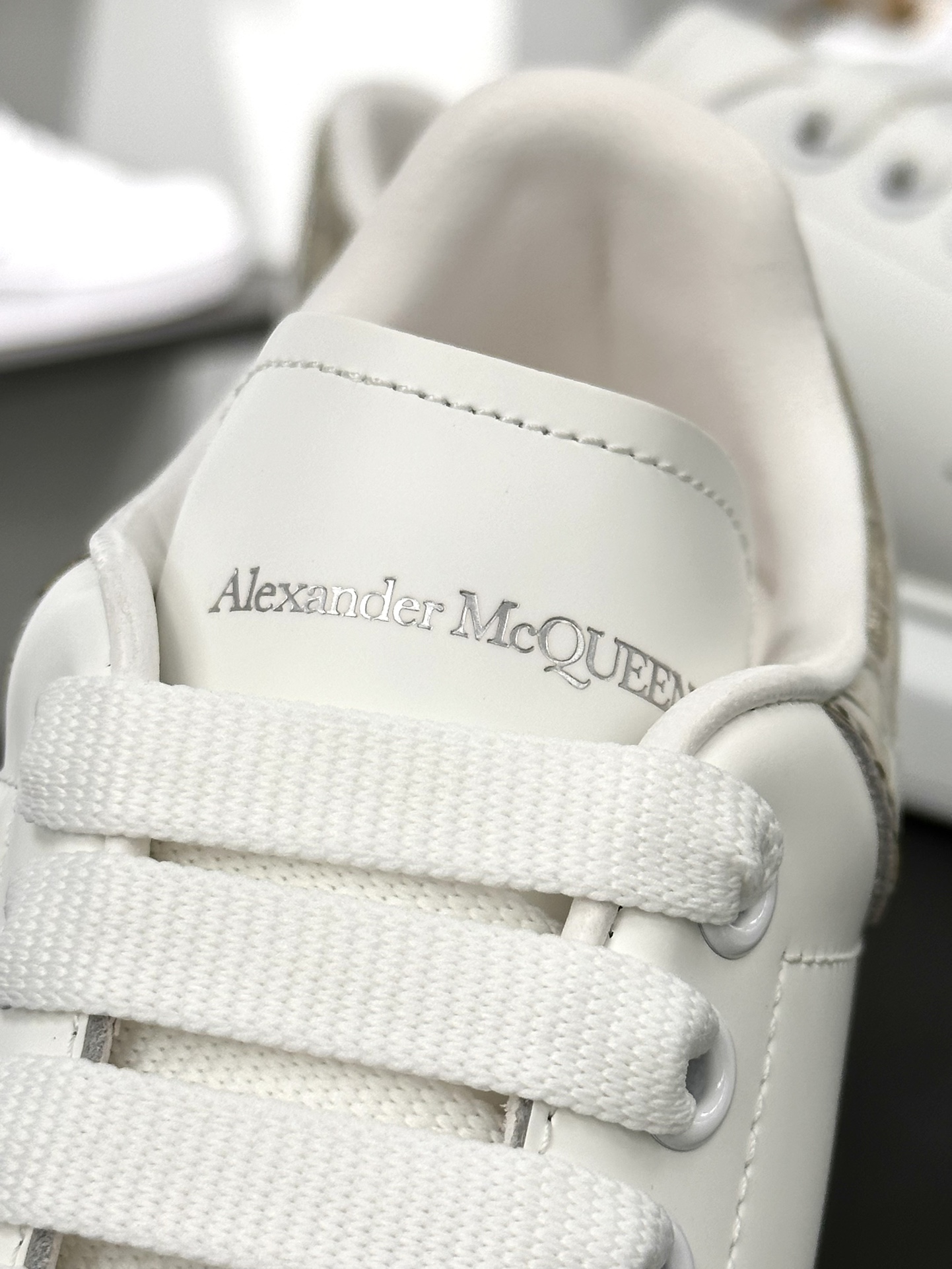 麦昆Alexander McQueen Oversized Sneakers 低帮时装厚底休闲运动小白板鞋