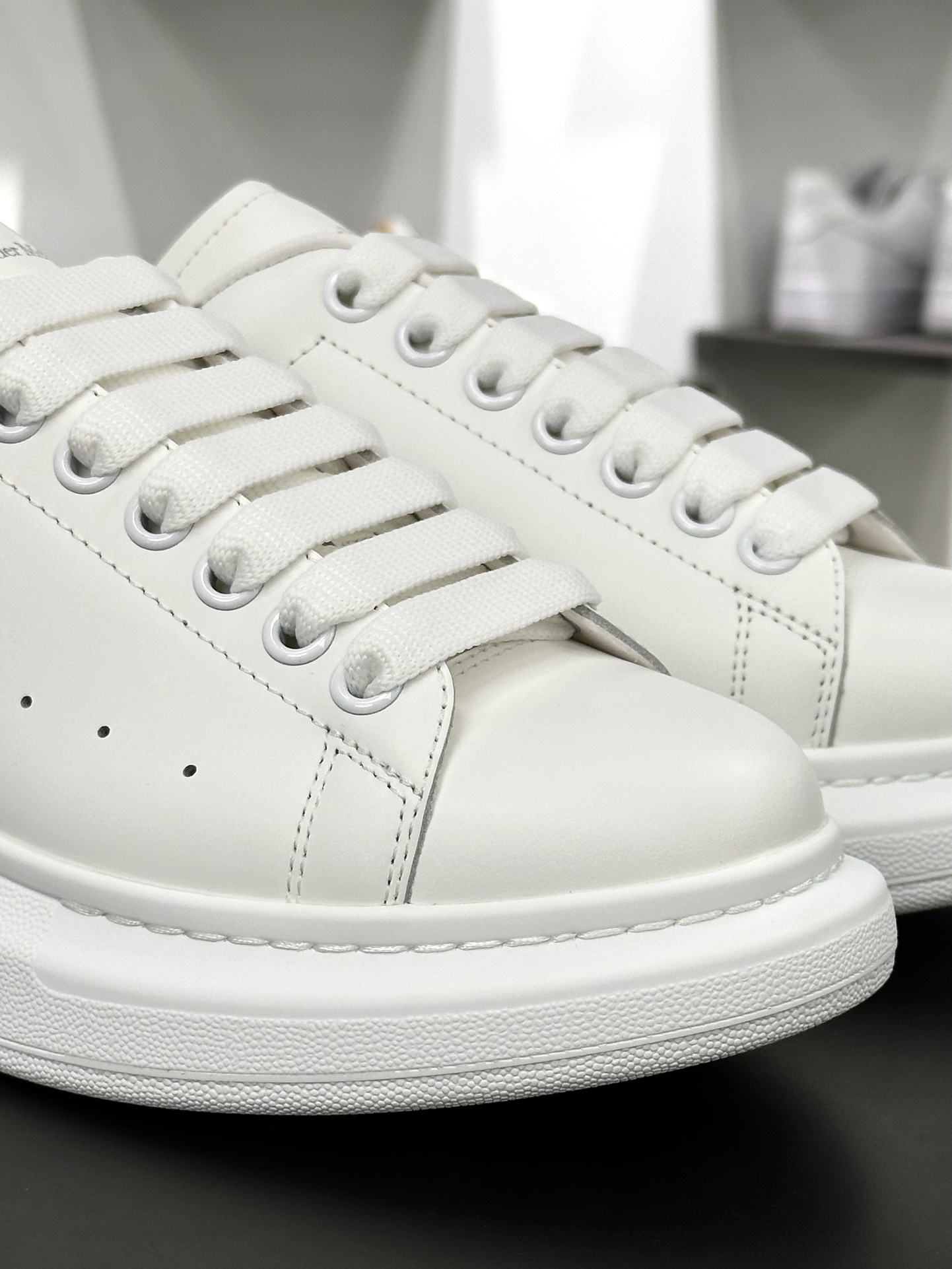 麦昆Alexander McQueen Oversized Sneakers 低帮时装厚底休闲运动小白板鞋