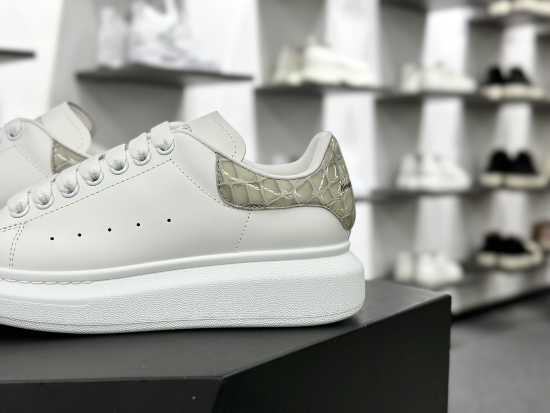 麦昆Alexander McQueen Oversized Sneakers 低帮时装厚底休闲运动小白板鞋