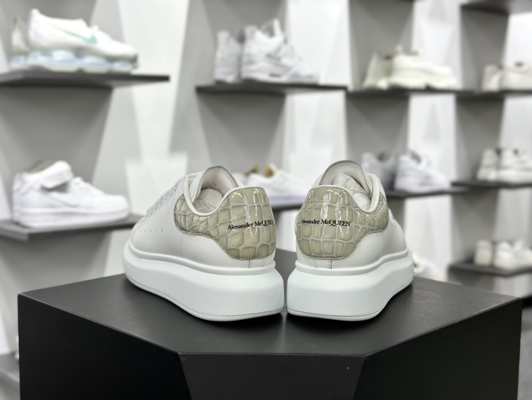 麦昆Alexander McQueen Oversized Sneakers 低帮时装厚底休闲运动小白板鞋