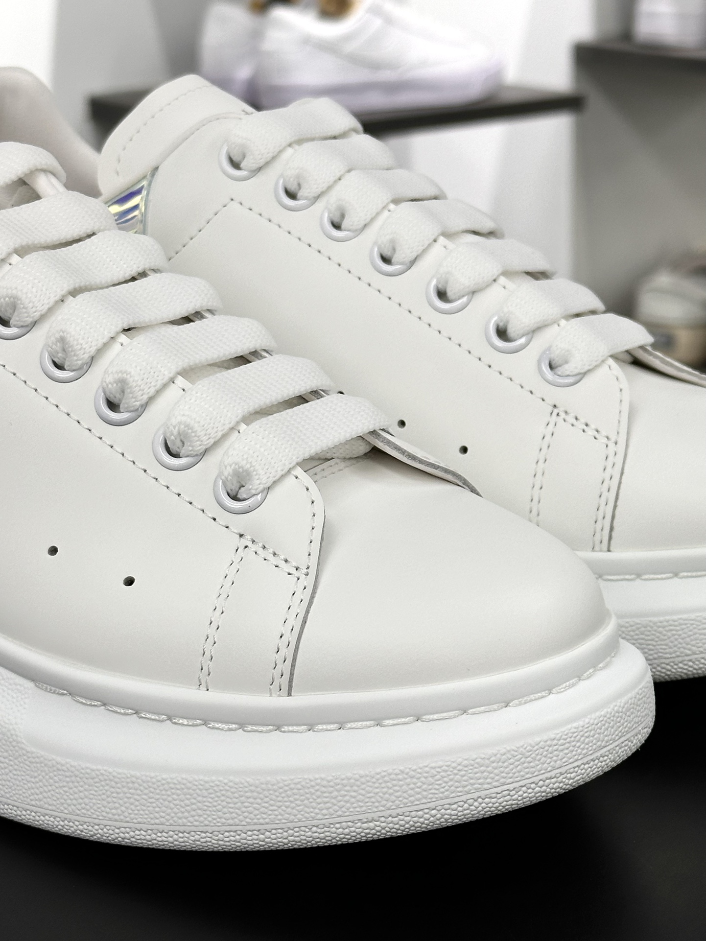 麦昆Alexander McQueen Oversized Sneakers 低帮时装厚底休闲运动小白板鞋462214 WHGP7 9378