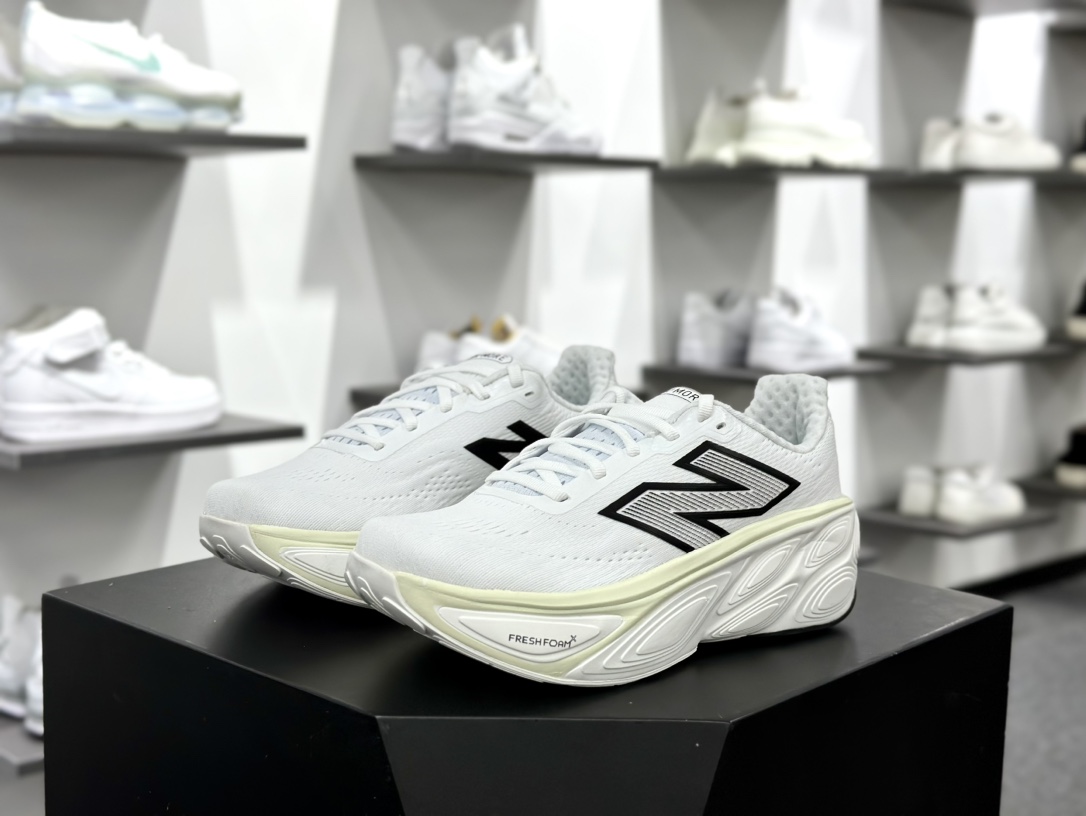 NB新百伦New Balance Fresh Foam X More V5 莫尔V5系列低帮慢跑鞋“网织白黑”MMORLY5