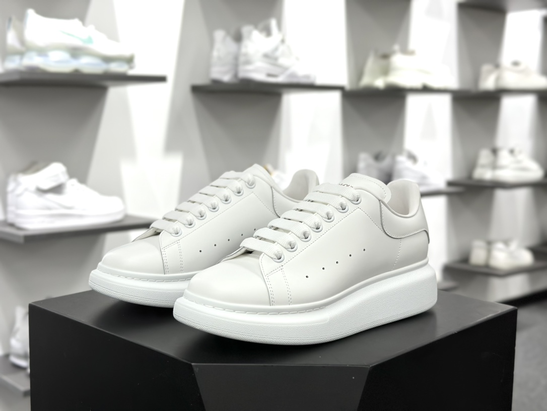 麦昆Alexander McQueen Oversized Sneakers 低帮时装厚底小白板鞋“皮革白银3M反光边”462214 WHGP7 9384