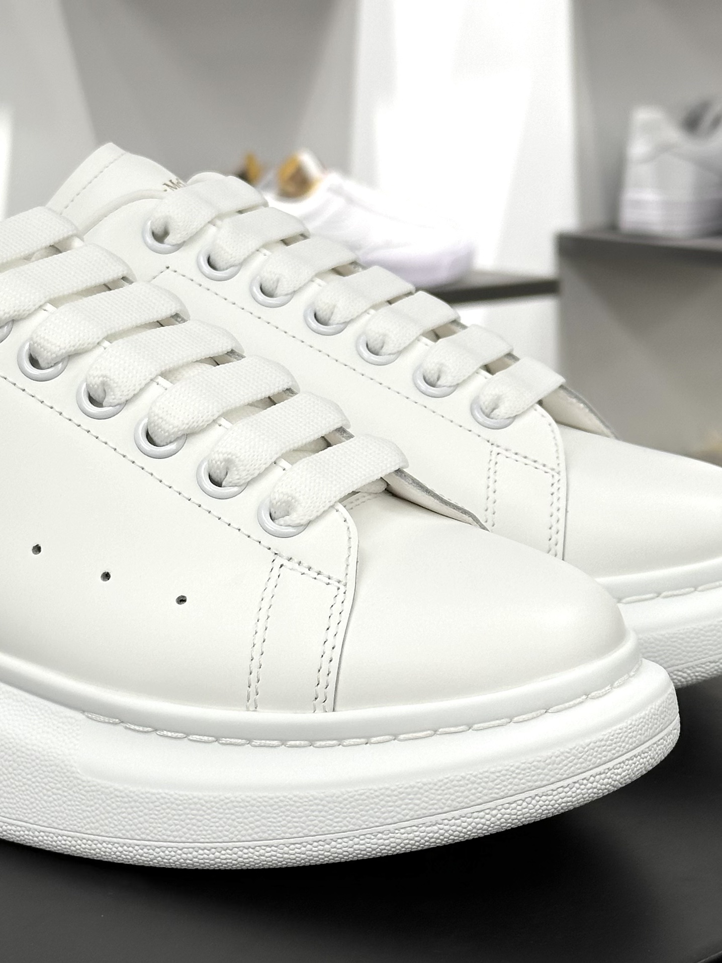 麦昆Alexander McQueen Oversized Sneakers 低帮时装厚底小白板鞋“皮革白银3M反光边”462214 WHGP7 9384