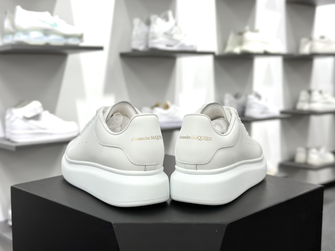 麦昆Alexander McQueen Oversized Sneakers 低帮时装厚底小白板鞋“皮革白银3M反光边”462214 WHGP7 9384