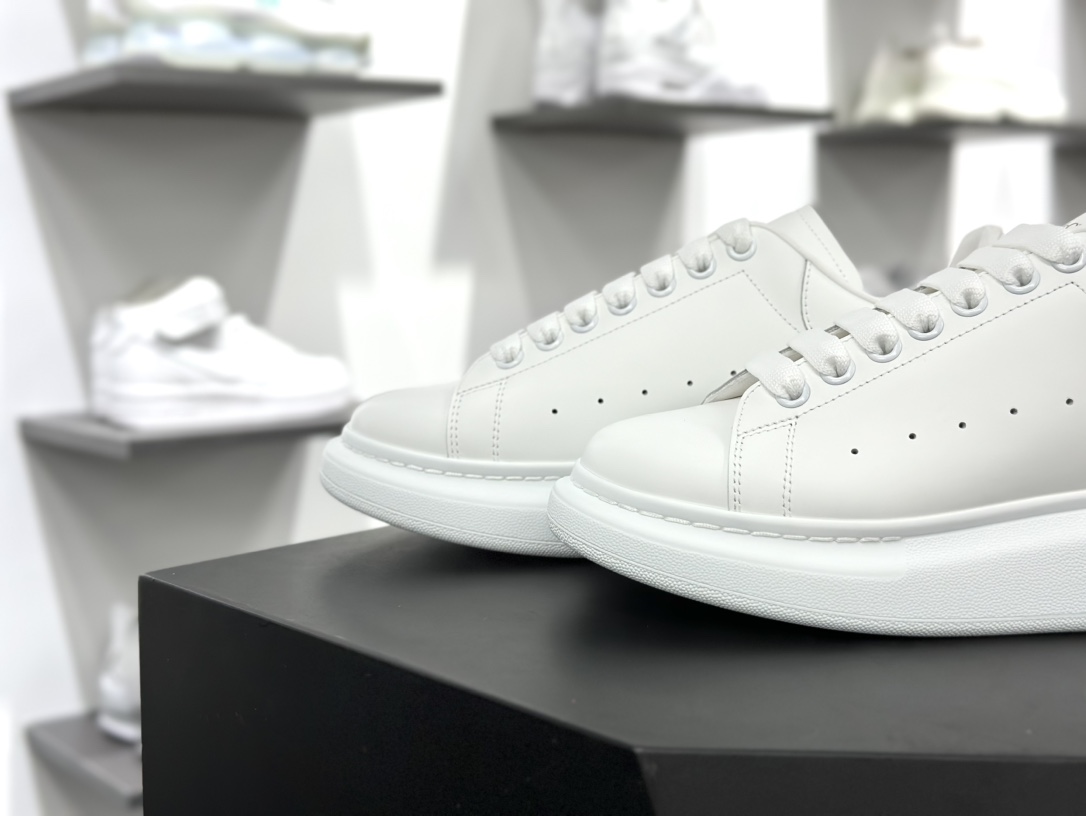 麦昆Alexander McQueen Oversized Sneakers 低帮时装厚底小白板鞋“皮革白银3M反光边”462214 WHGP7 9384