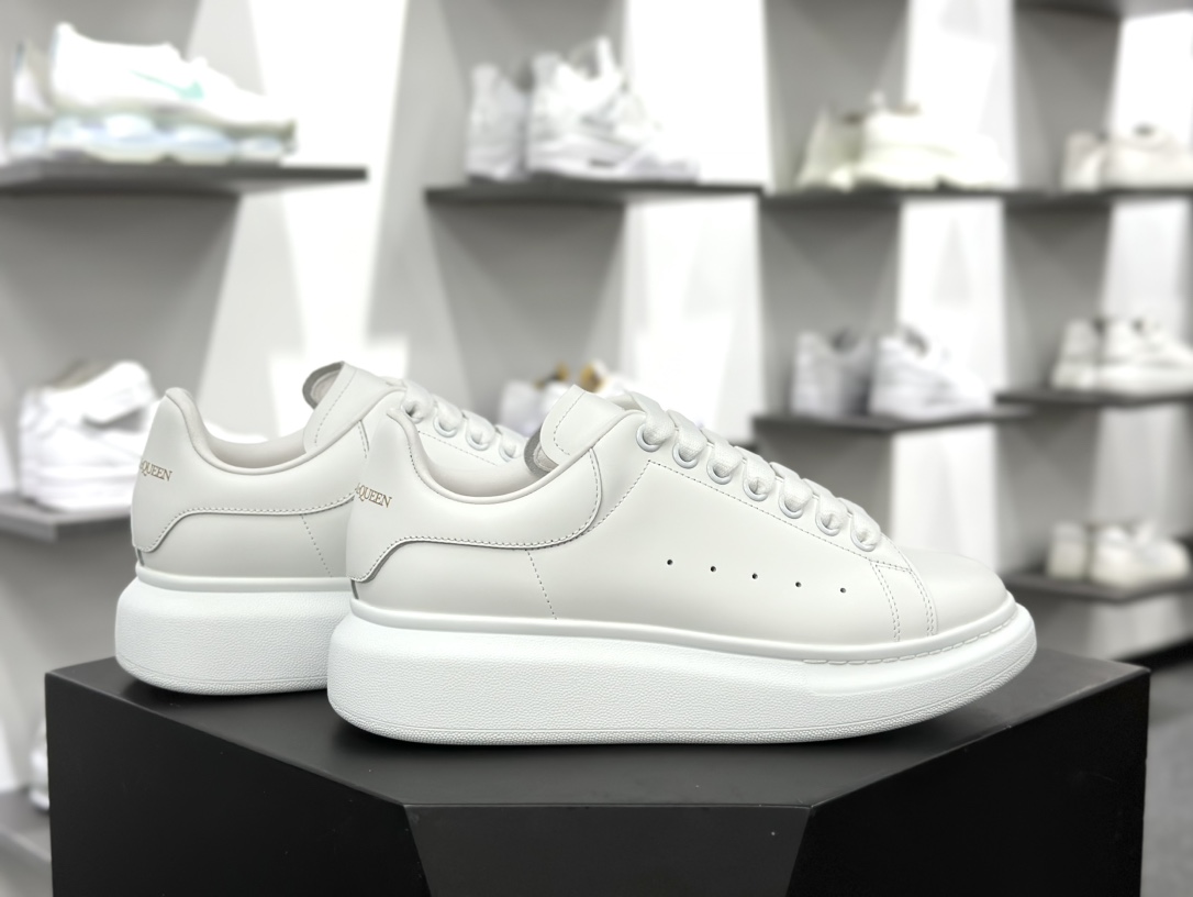 麦昆Alexander McQueen Oversized Sneakers 低帮时装厚底小白板鞋“皮革白银3M反光边”462214 WHGP7 9384