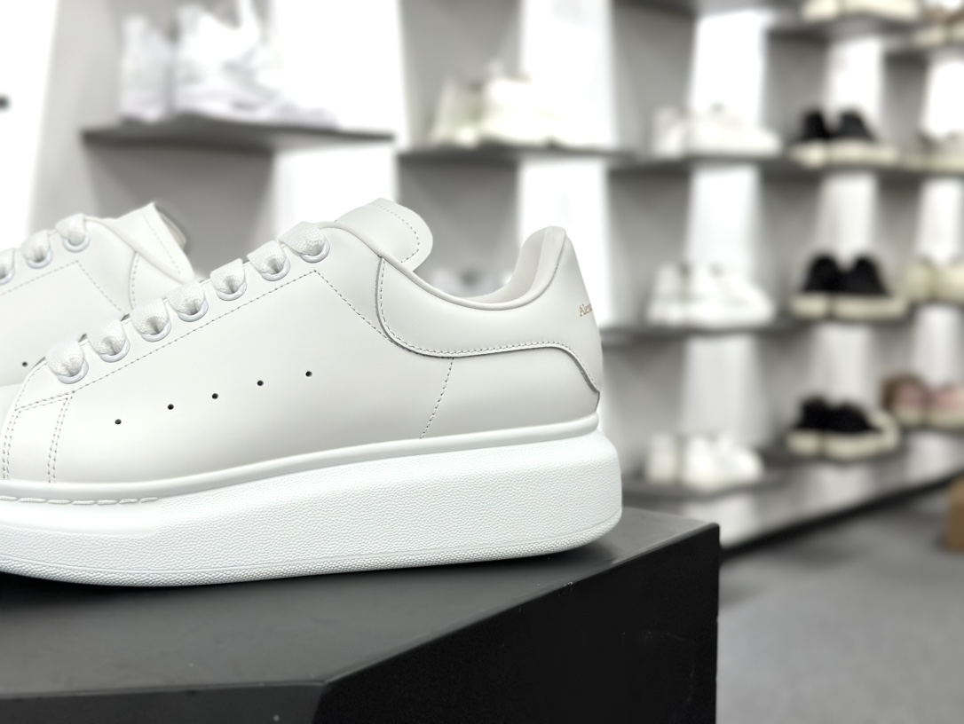 麦昆Alexander McQueen Oversized Sneakers 低帮时装厚底小白板鞋“皮革白银3M反光边”462214 WHGP7 9384