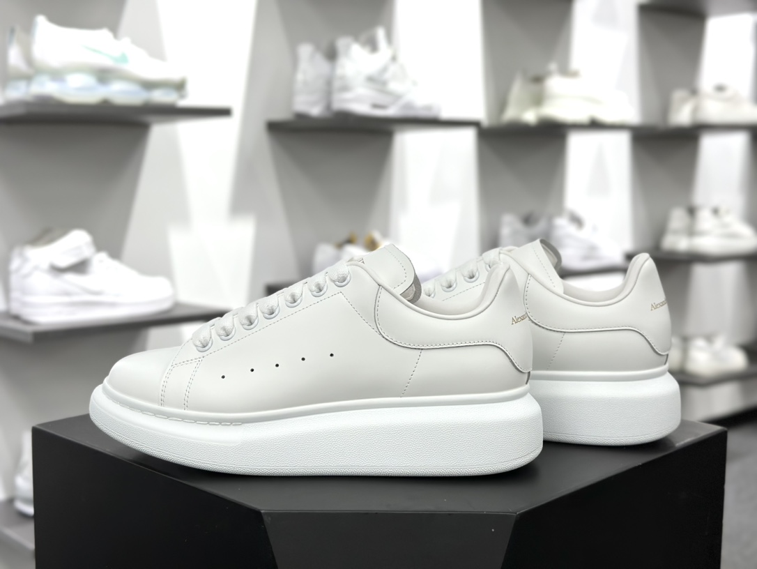 麦昆Alexander McQueen Oversized Sneakers 低帮时装厚底小白板鞋“皮革白银3M反光边”462214 WHGP7 9384