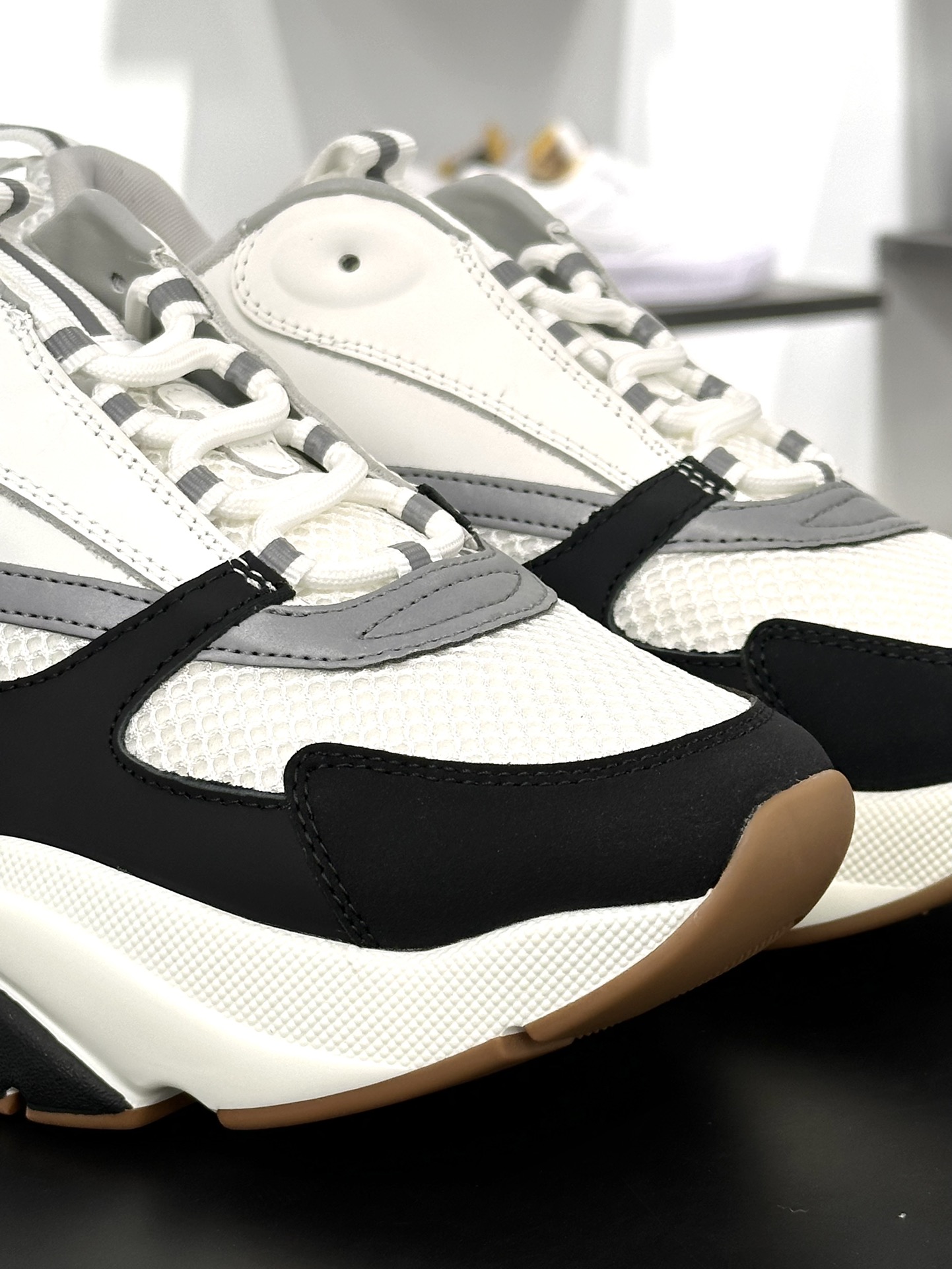 Dior Homme B22 Trainer Sneaker系列复古厚底慢跑鞋“白黑生胶底”3SN231YKB_H968