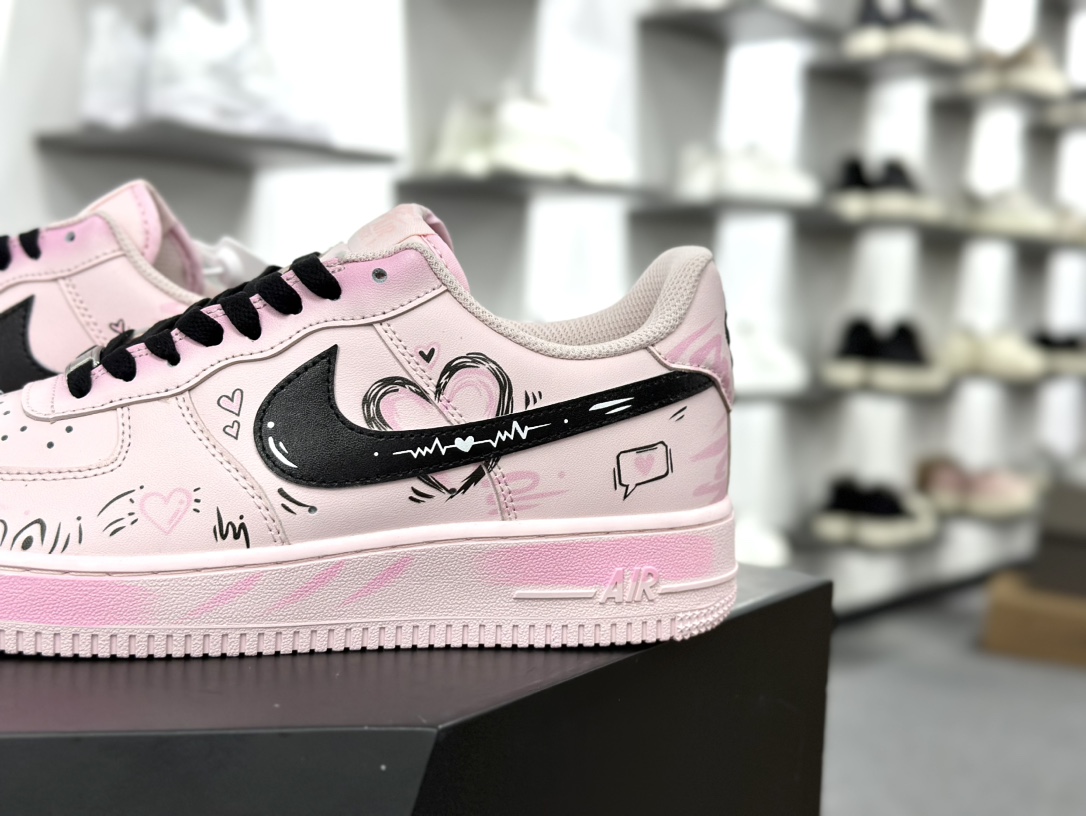 耐克Nike Air Force 1'07 Low”Love Graffiti”空军一号板鞋“浅粉黑彼岸情书涂鸦”CW2288-111