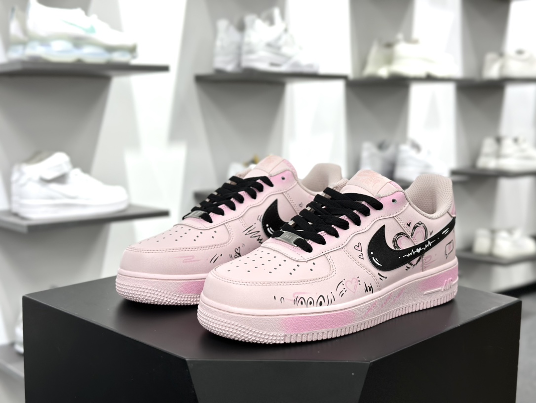 耐克Nike Air Force 1'07 Low”Love Graffiti”空军一号板鞋“浅粉黑彼岸情书涂鸦”CW2288-111