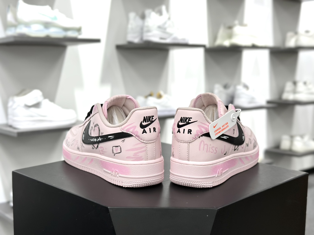 耐克Nike Air Force 1'07 Low”Love Graffiti”空军一号板鞋“浅粉黑彼岸情书涂鸦”CW2288-111