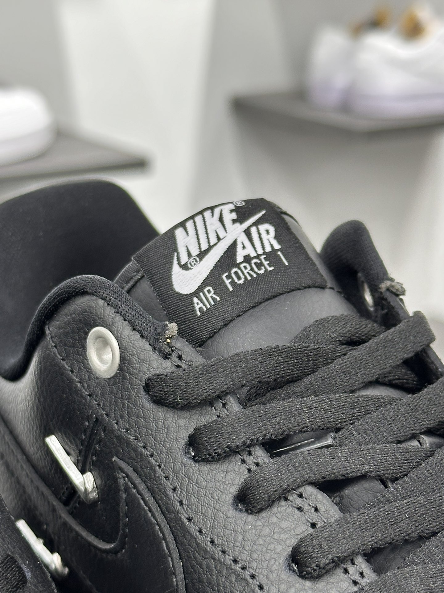 耐克Nike Wmns Air Force 1' 07 LX”Black/Silver Mini Swoosh”空军一号板鞋“皮革黑银小四钩”HQ1180-001