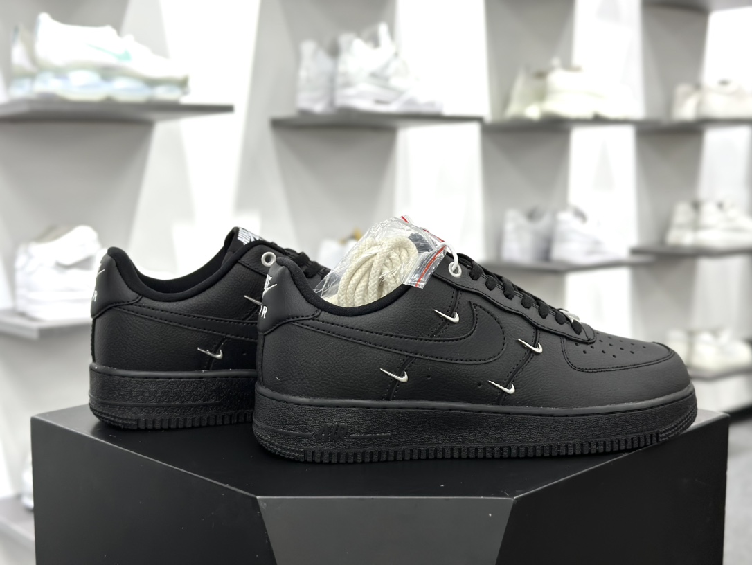 耐克Nike Wmns Air Force 1' 07 LX”Black/Silver Mini Swoosh”空军一号板鞋“皮革黑银小四钩”HQ1180-001