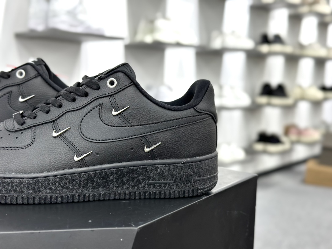 耐克Nike Wmns Air Force 1' 07 LX”Black/Silver Mini Swoosh”空军一号板鞋“皮革黑银小四钩”HQ1180-001