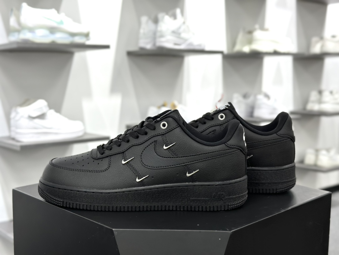 耐克Nike Wmns Air Force 1' 07 LX”Black/Silver Mini Swoosh”空军一号板鞋“皮革黑银小四钩”HQ1180-001