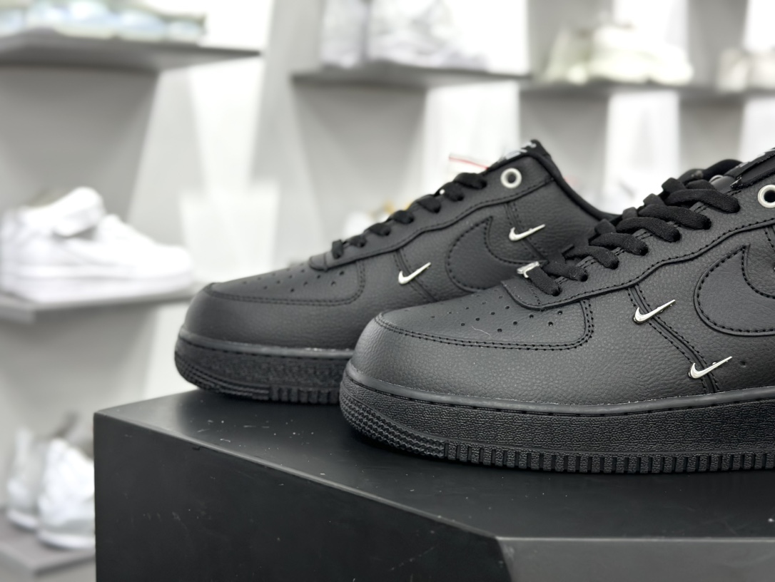 耐克Nike Wmns Air Force 1' 07 LX”Black/Silver Mini Swoosh”空军一号板鞋“皮革黑银小四钩”HQ1180-001