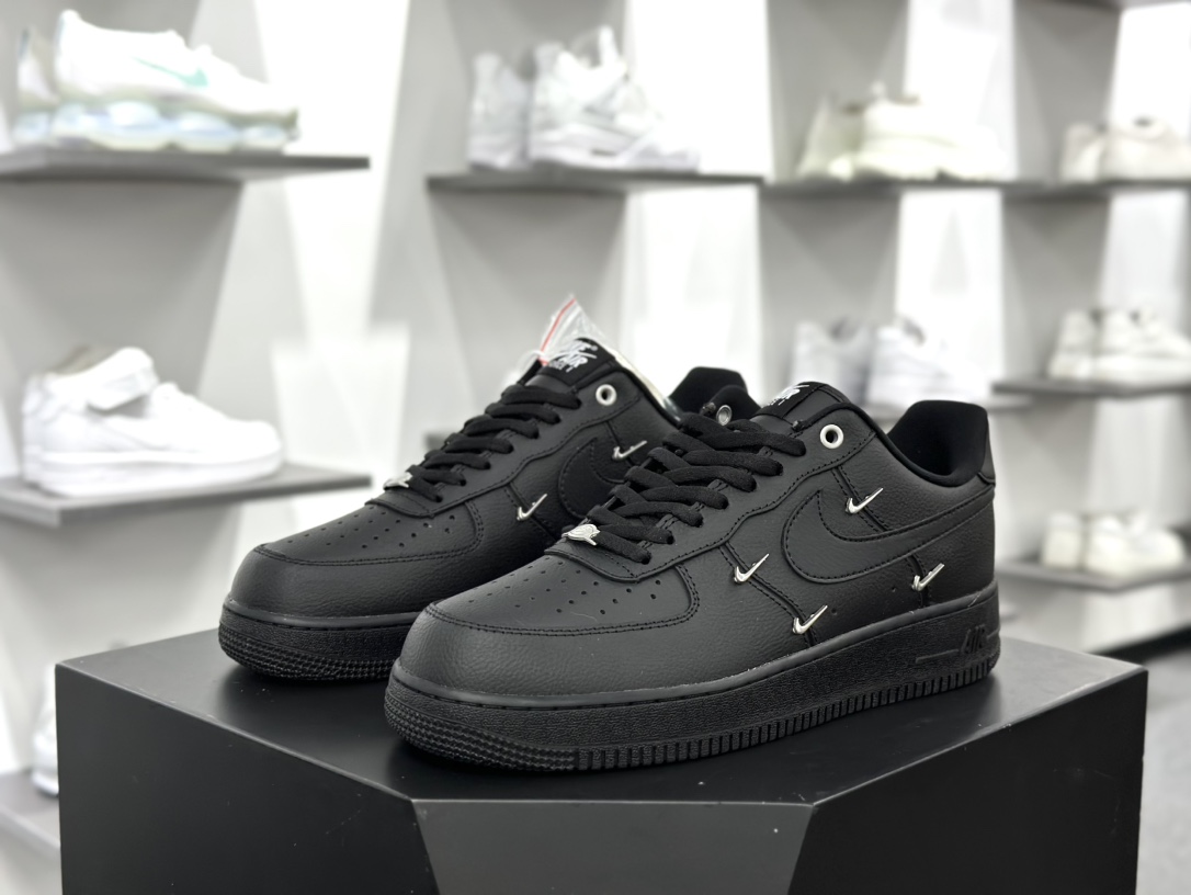 耐克Nike Wmns Air Force 1' 07 LX”Black/Silver Mini Swoosh”空军一号板鞋“皮革黑银小四钩”HQ1180-001