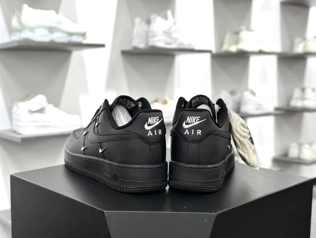 耐克Nike Wmns Air Force 1' 07 LX”Black/Silver Mini Swoosh”空军一号板鞋“皮革黑银小四钩”HQ1180-001