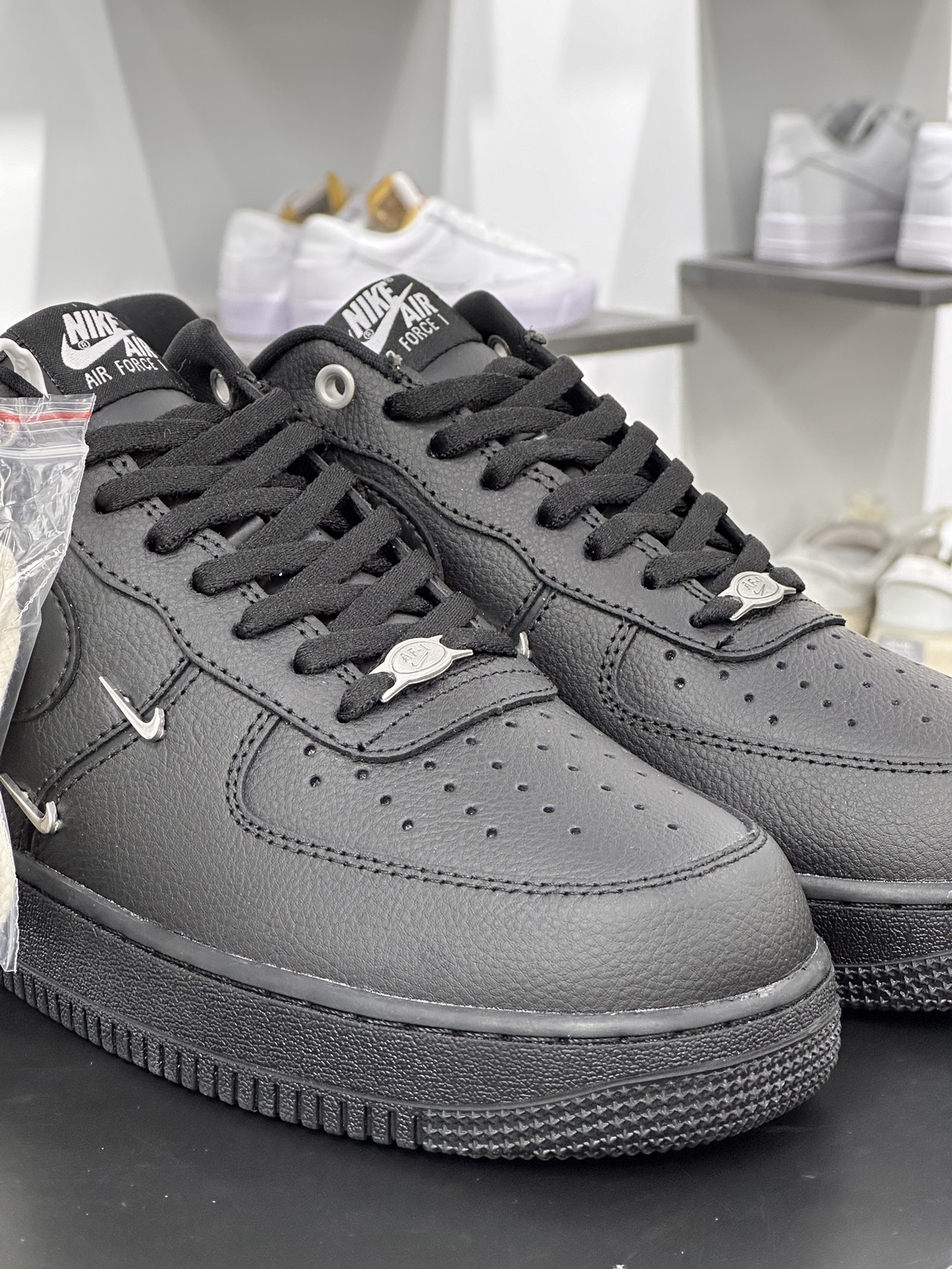 耐克Nike Wmns Air Force 1' 07 LX”Black/Silver Mini Swoosh”空军一号板鞋“皮革黑银小四钩”HQ1180-001