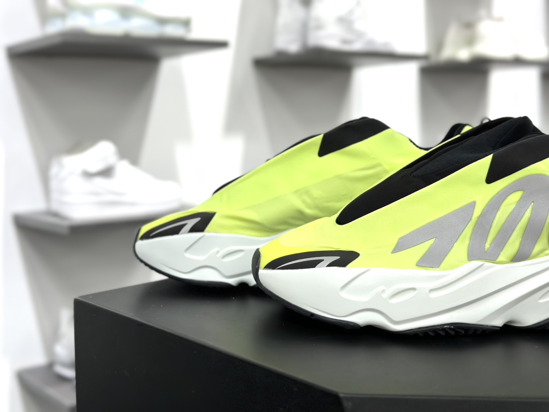 YEEZY BOOST 700 MNVN Laceless ”Phosphor” 系列 “柠檬黄”GY2055