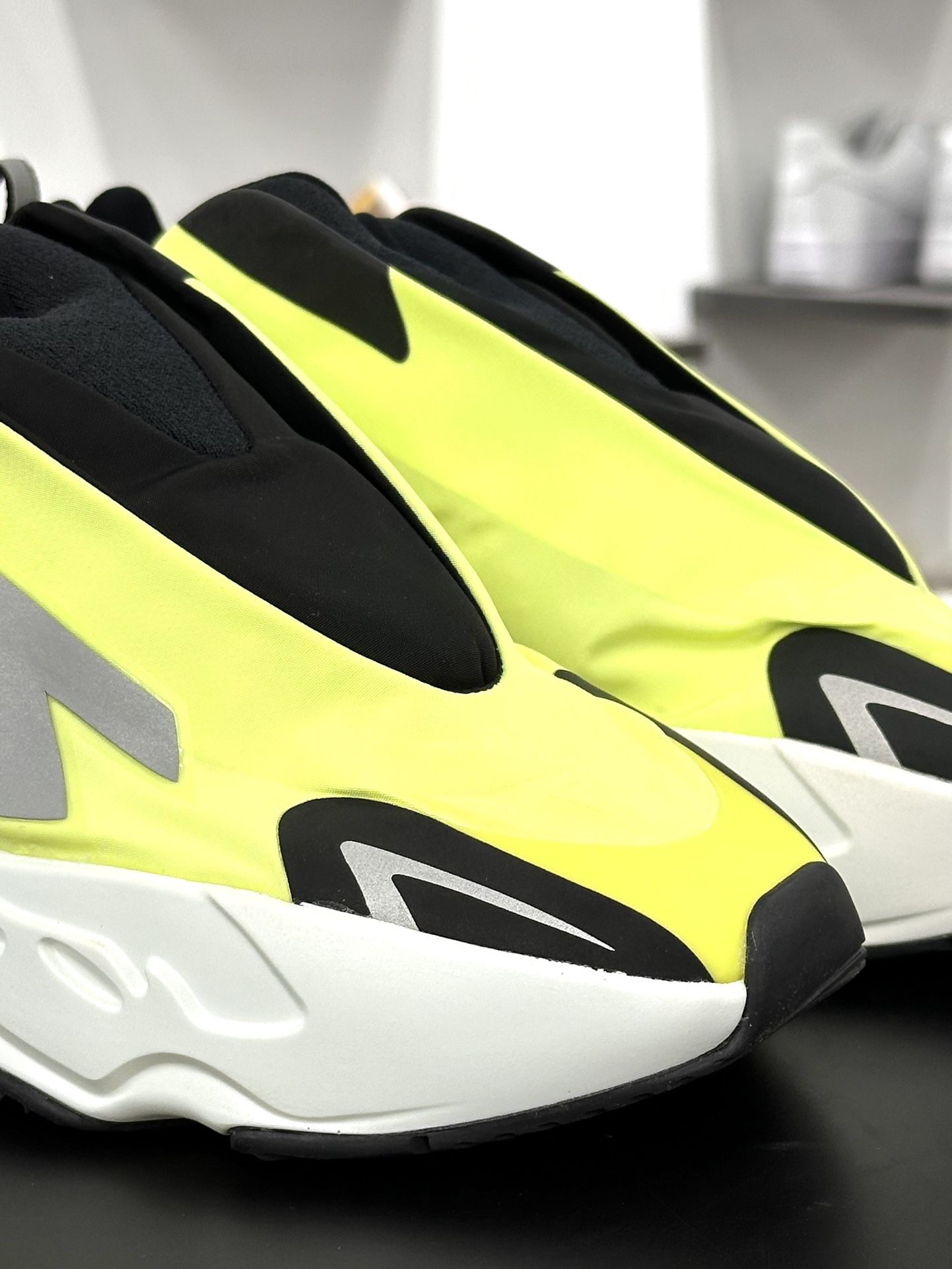 YEEZY BOOST 700 MNVN Laceless ”Phosphor” 系列 “柠檬黄”GY2055