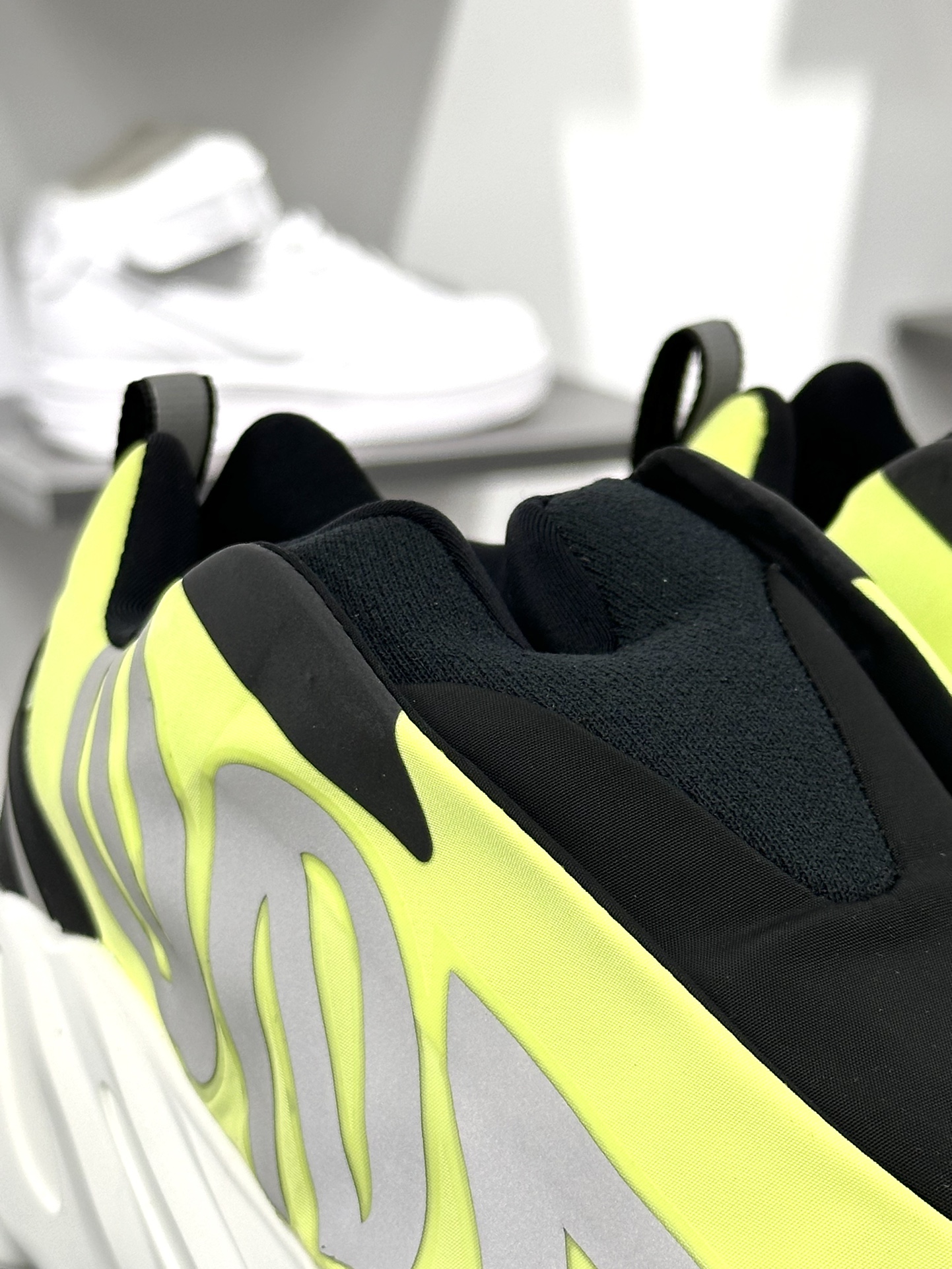 YEEZY BOOST 700 MNVN Laceless ”Phosphor” 系列 “柠檬黄”GY2055