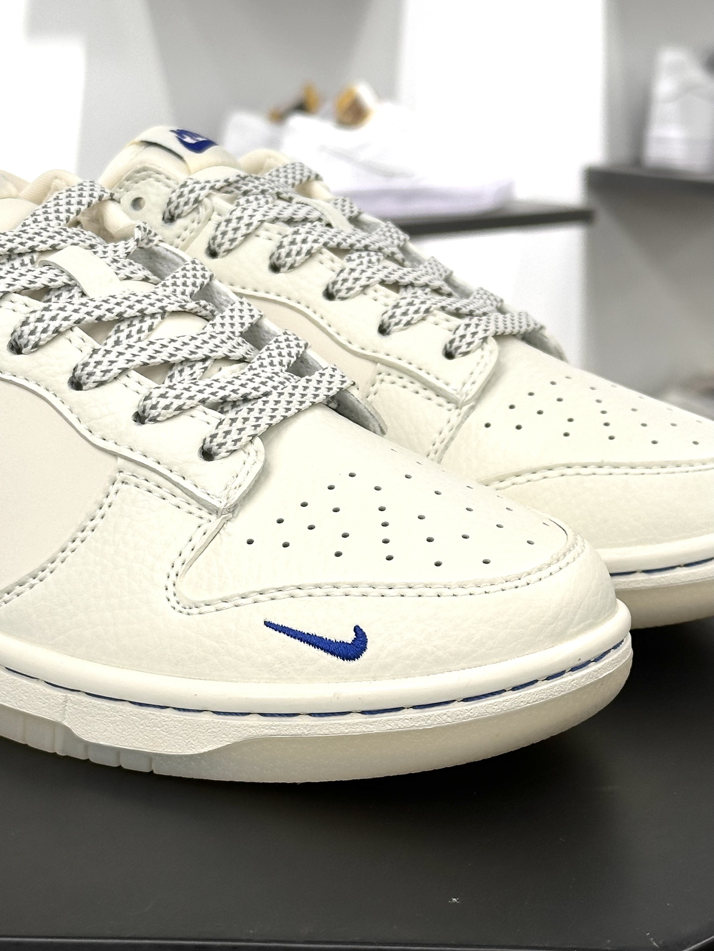 耐克Nike By You SB Dunk Low Retro 扣篮系列低帮滑板板鞋“皮革米白珠光宝蓝小钩”KXB3802-346