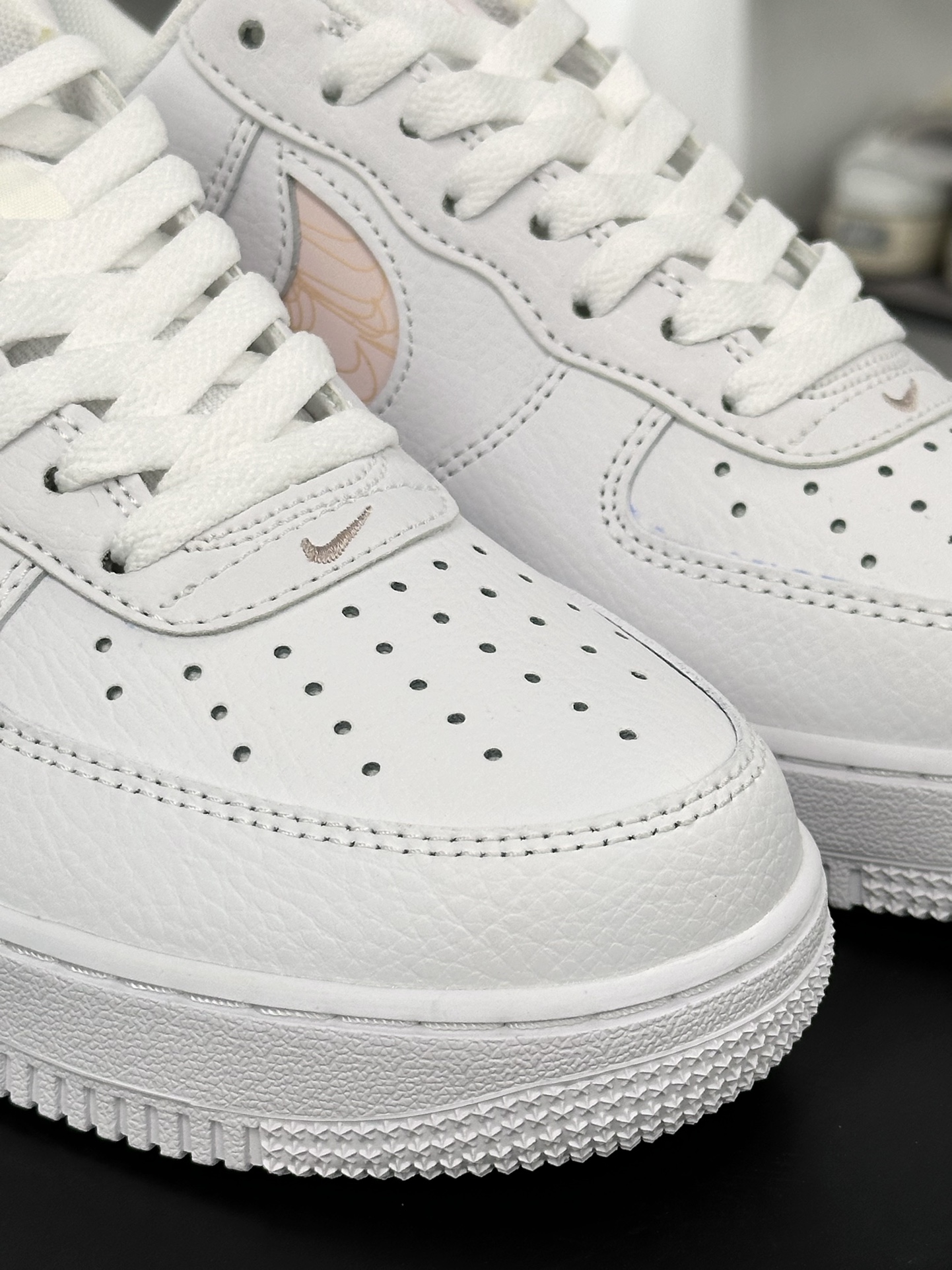 耐克Nike Air Force 1 ′07 LV8 Low Premium”Cut Out/White/Pink Mini Swoosh”空军一号板鞋“白樱花粉小双钩”FB8971-700