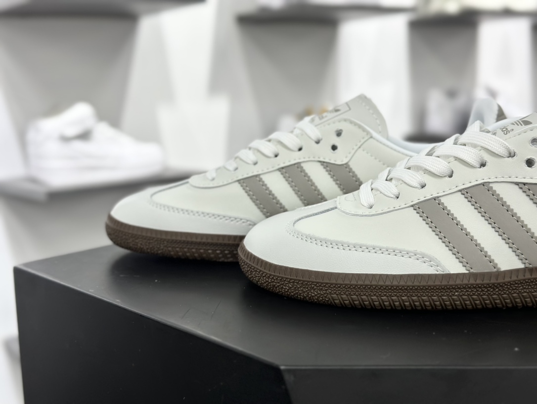 三叶草Adidas Originals Samba OG桑巴舞系列绅士德训足球风百搭低帮休闲运动板鞋“皮革米白雾灰焦糖底”JH6479