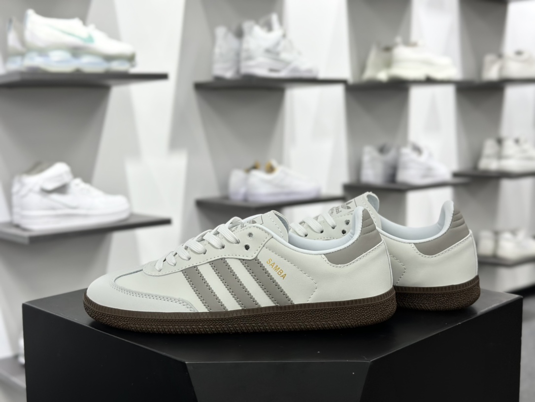 三叶草Adidas Originals Samba OG桑巴舞系列绅士德训足球风百搭低帮休闲运动板鞋“皮革米白雾灰焦糖底”JH6479