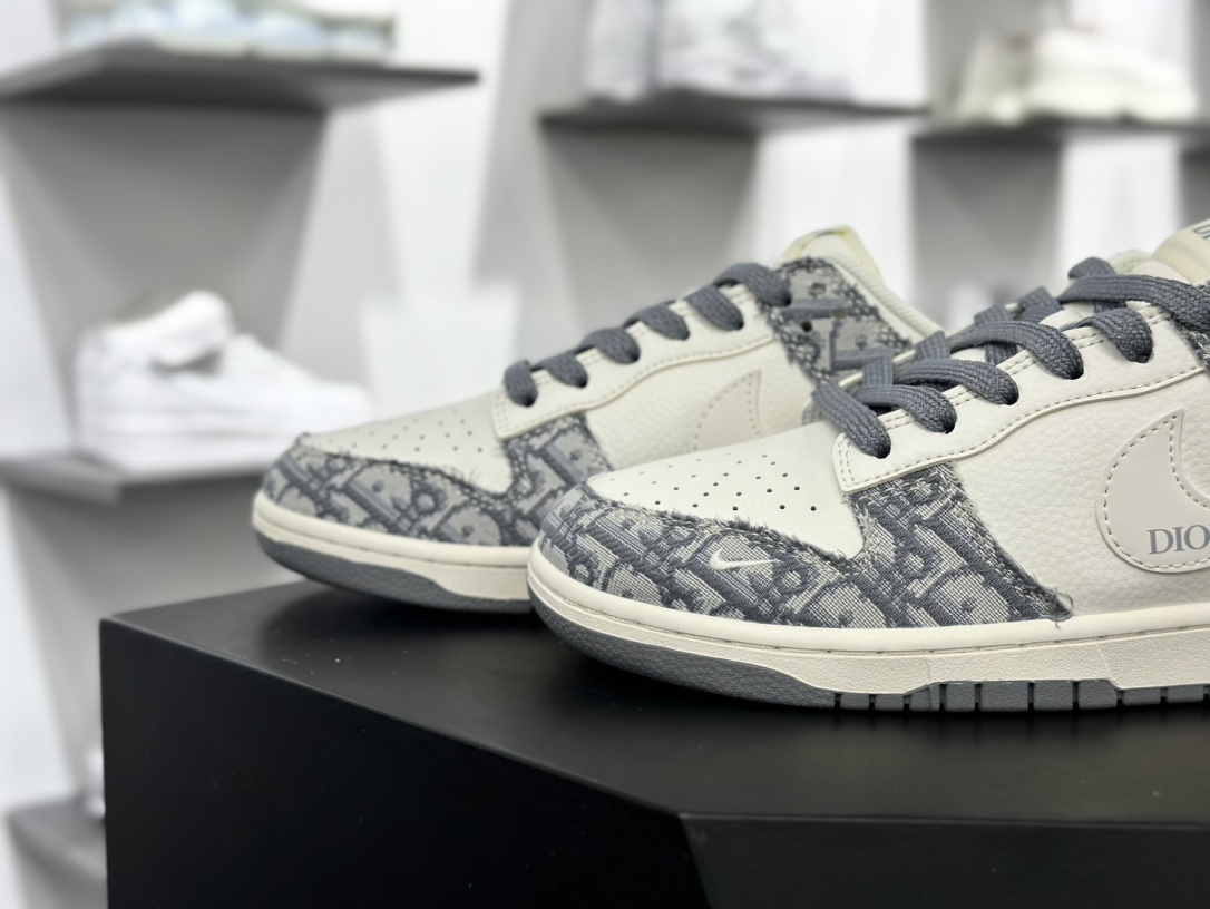 迪奥/Dior x Nike SB Dunk Low”Dior”扣篮滑板板鞋“联名米白深灰迪奥提花”XY1688-004